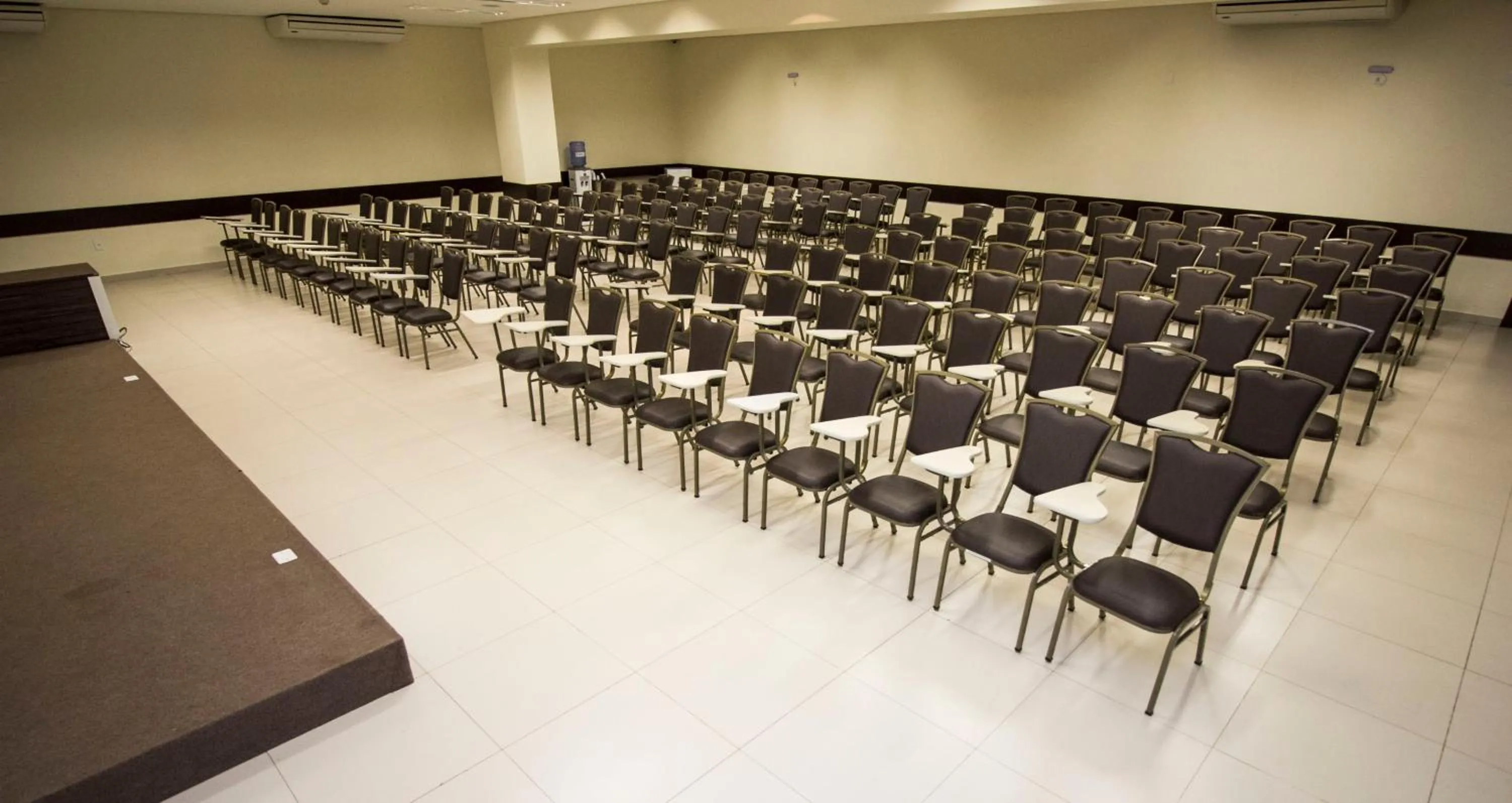 Business facilities in Golden Plaza Hotel
