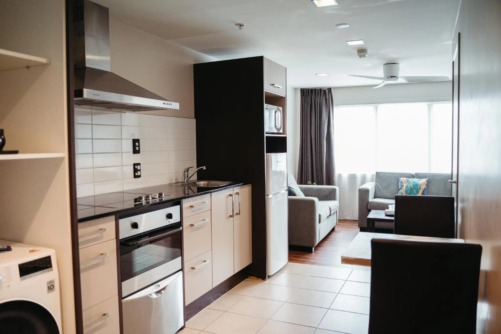 Living room in Auckland City Hotel - Hobson St