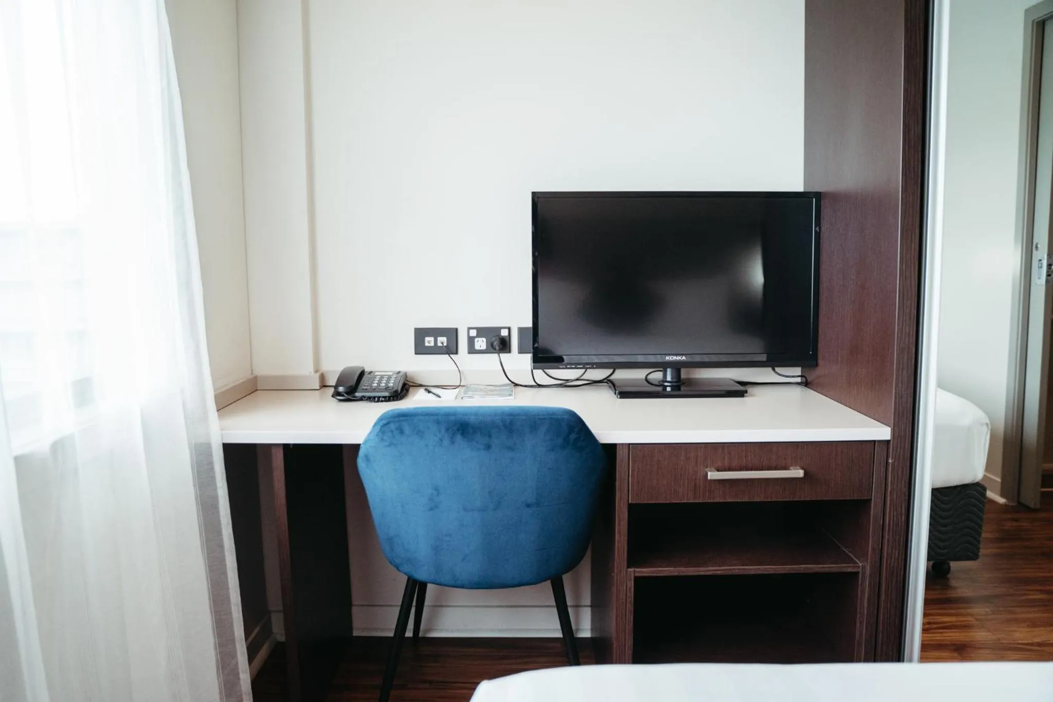 hair dresser in Auckland City Hotel - Hobson St