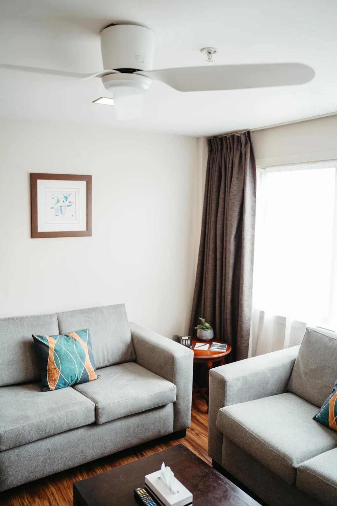 Living room in Auckland City Hotel - Hobson St