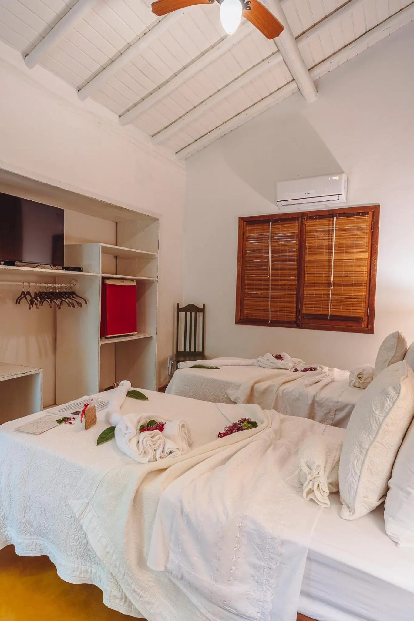 Photo of the whole room, Bed in Pousada Encantada