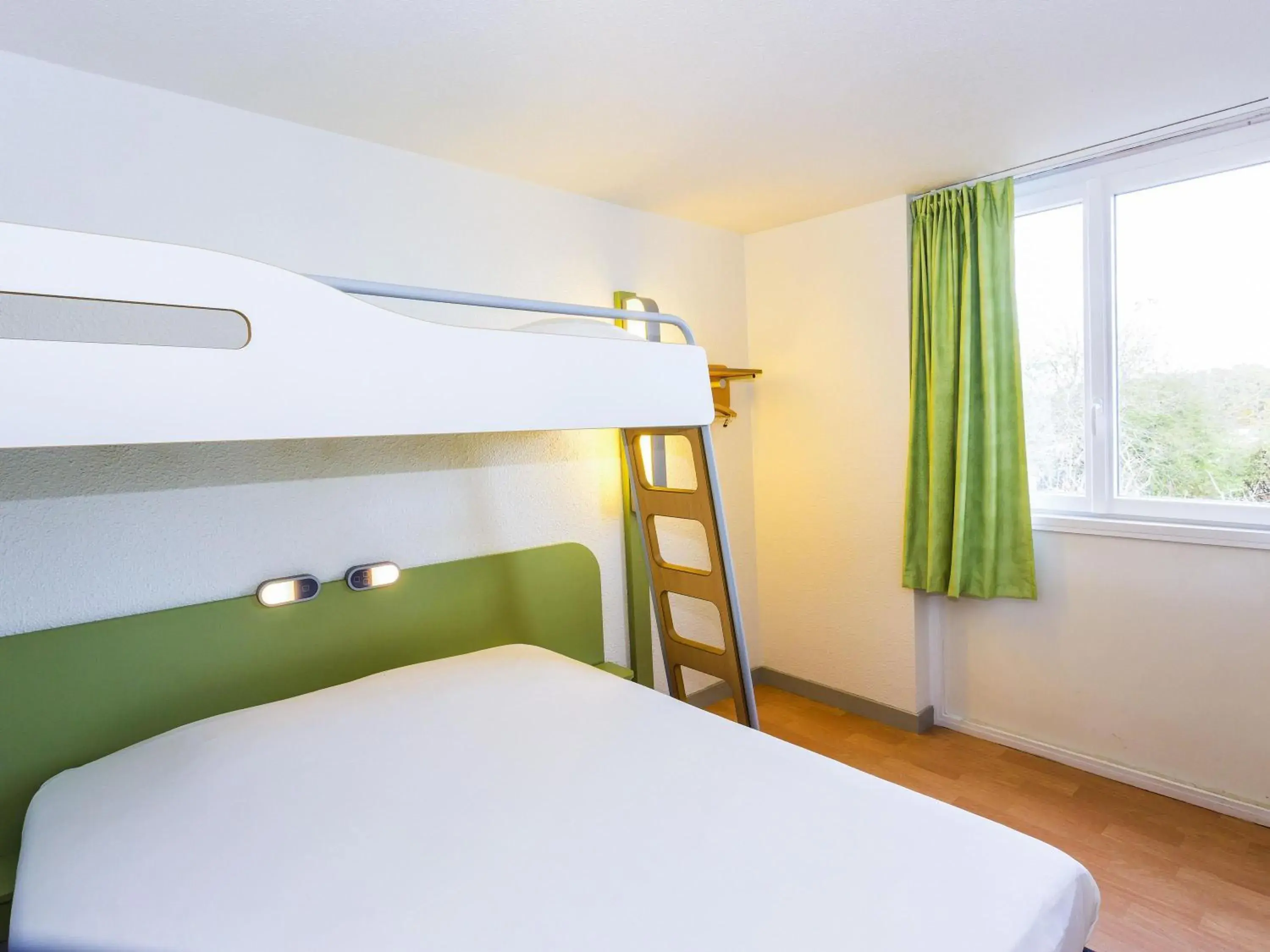 Triple Room in ibis budget Lorient Hennebont Triple Room in ibis budget Lorient Hennebont