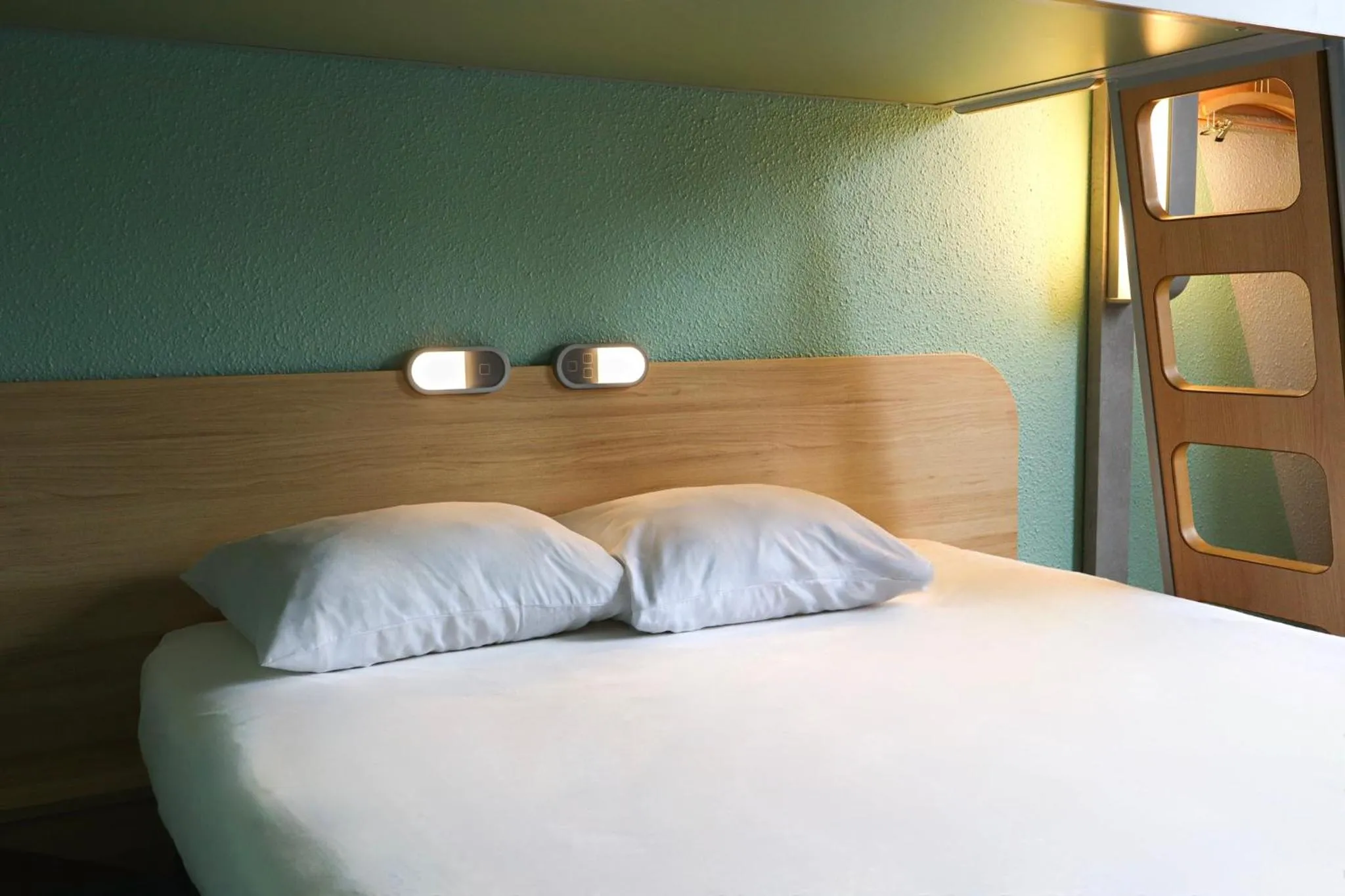 Bed in ibis budget Lorient Hennebont