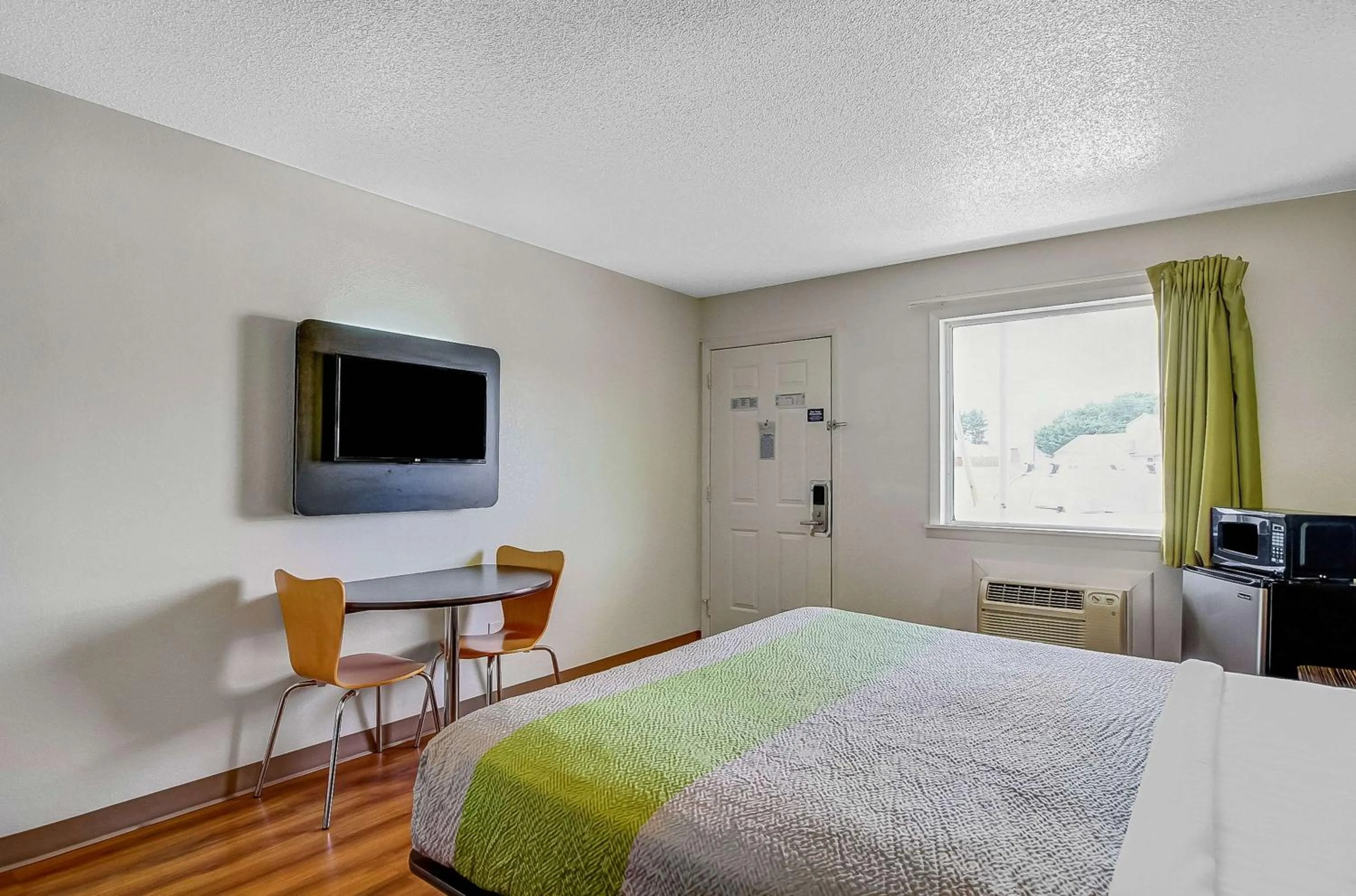 Photo of the whole room, Bed in Motel 6-Charles Town, WV