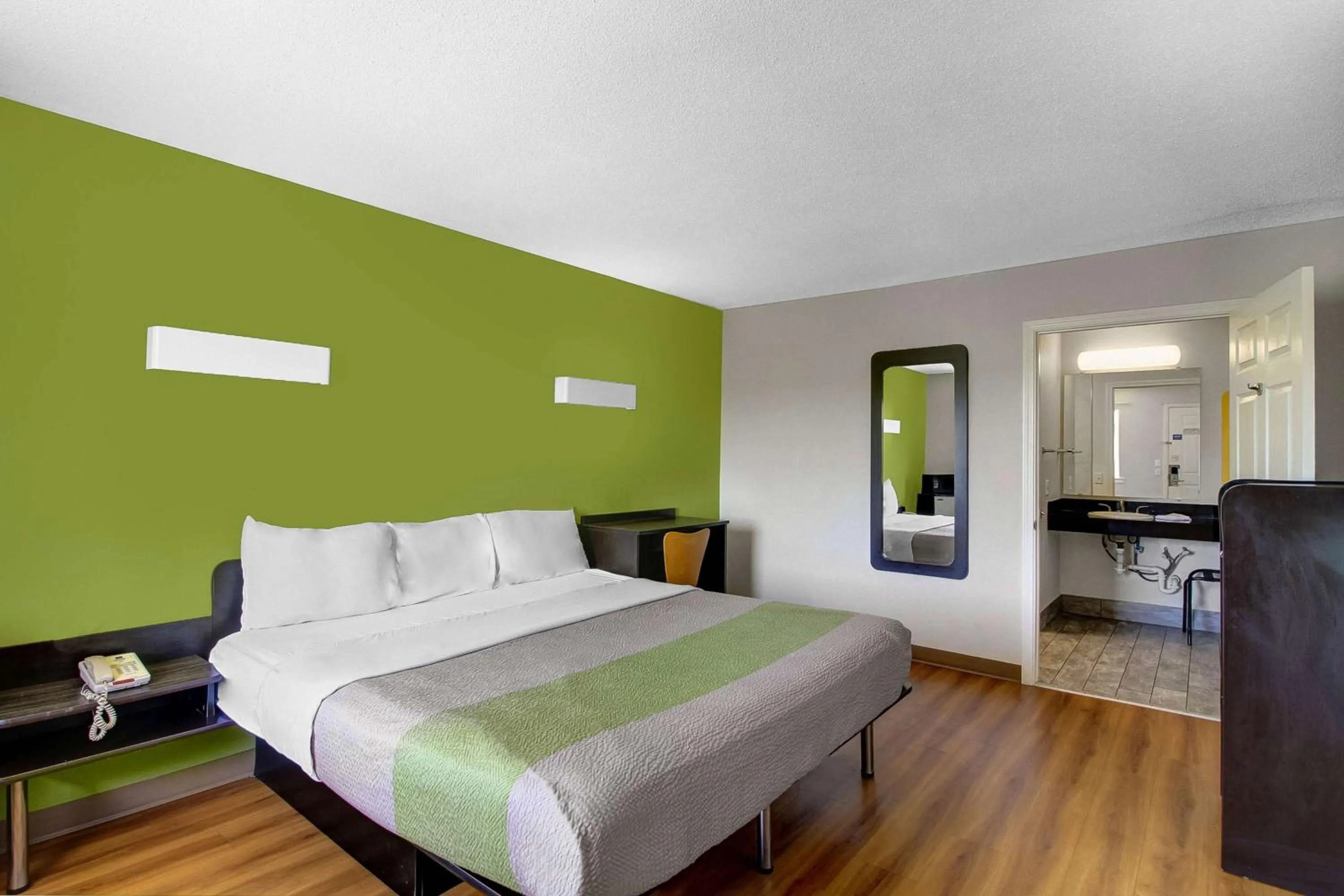 Photo of the whole room, Bed in Motel 6-Charles Town, WV