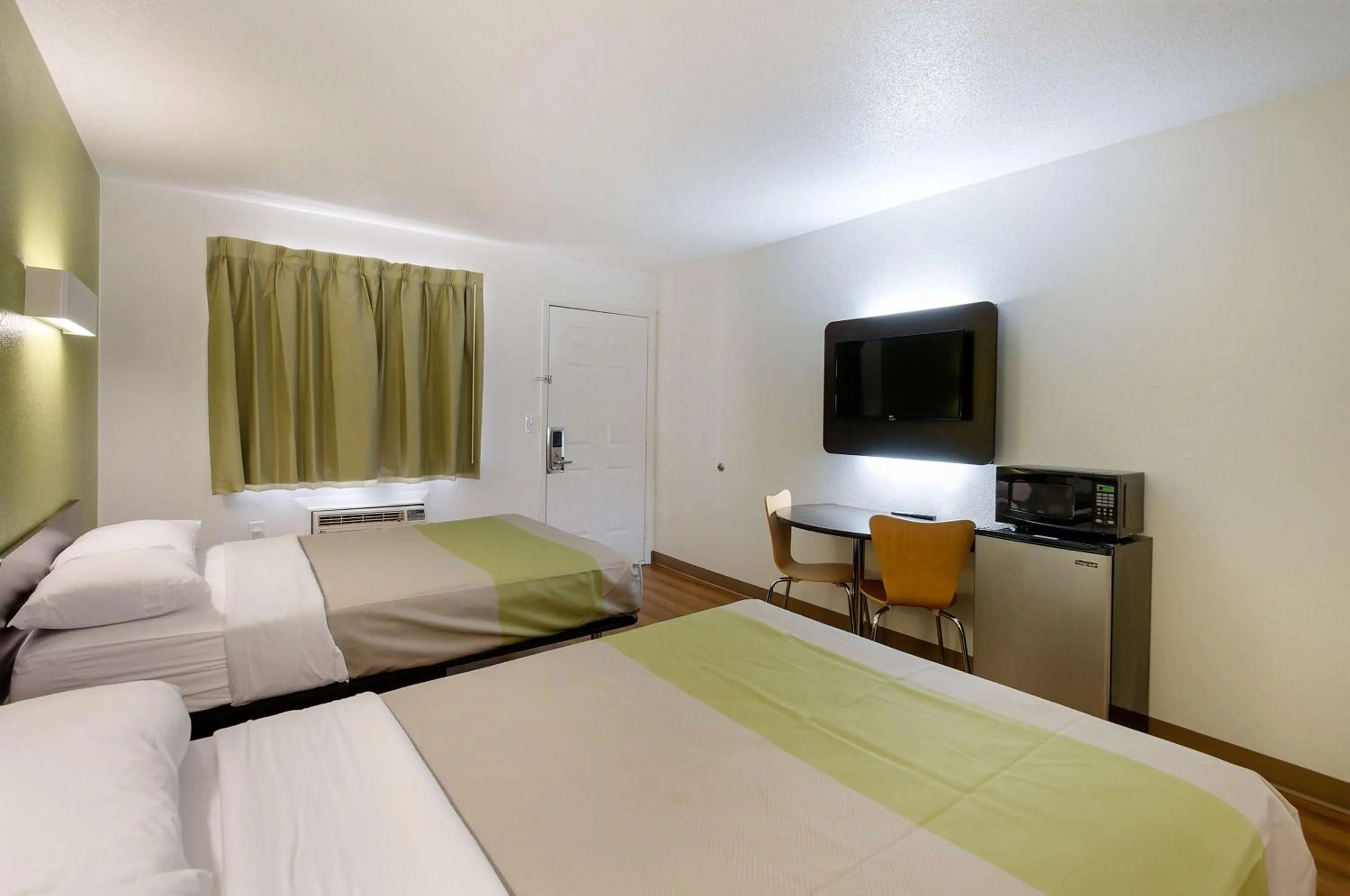 TV and multimedia, Bed in Motel 6-Charles Town, WV