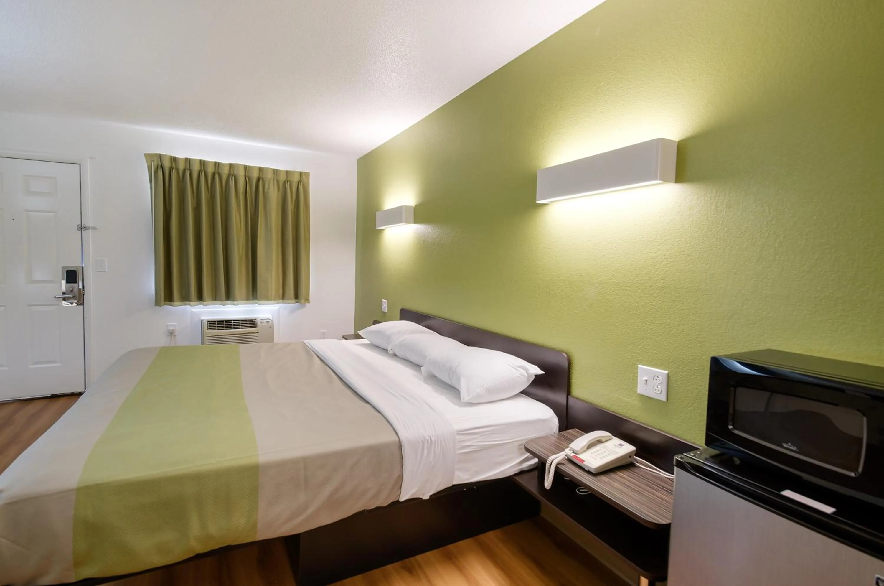 Bedroom, Bed in Motel 6-Charles Town, WV