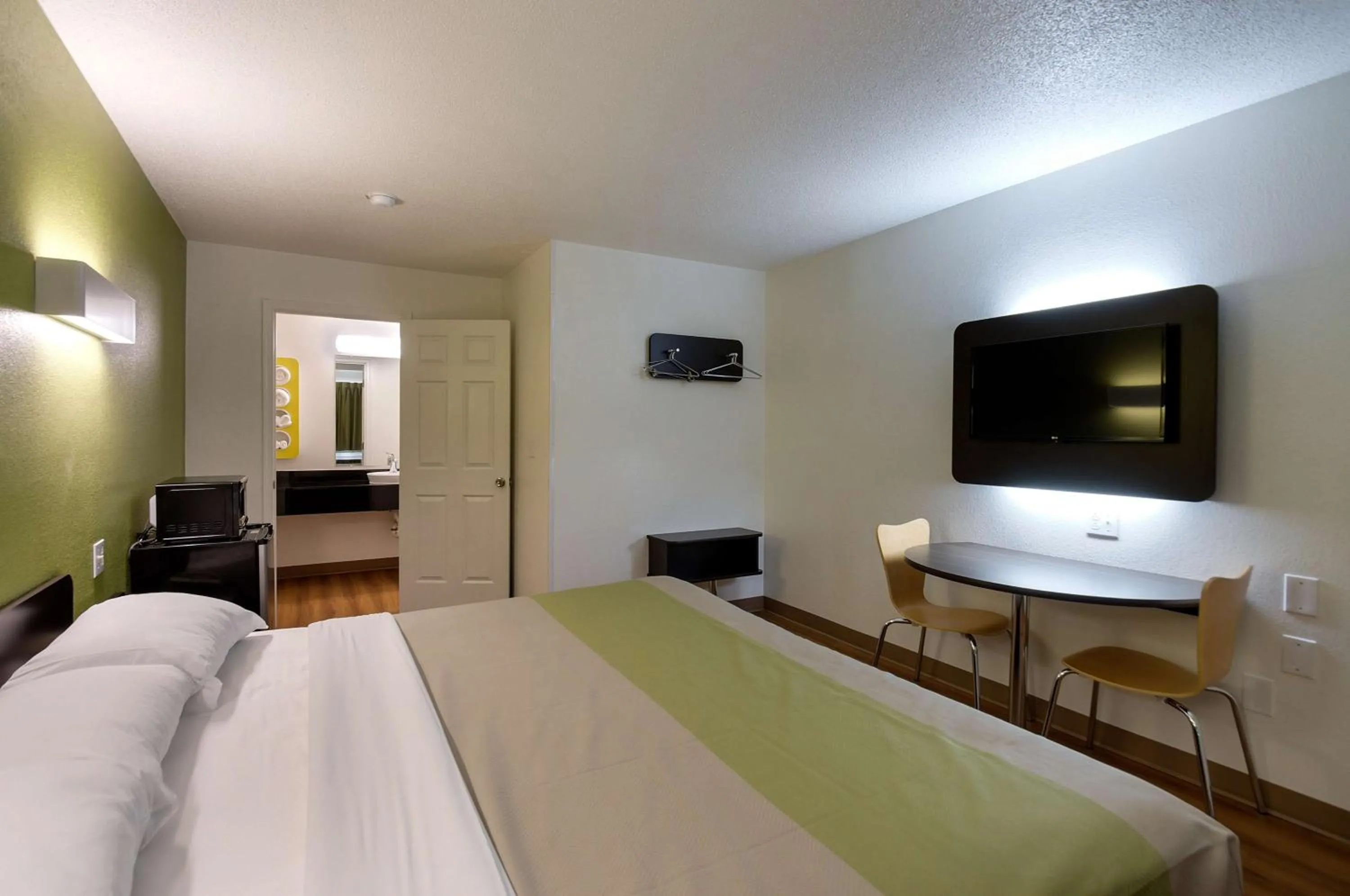 TV and multimedia, Bed in Motel 6-Charles Town, WV