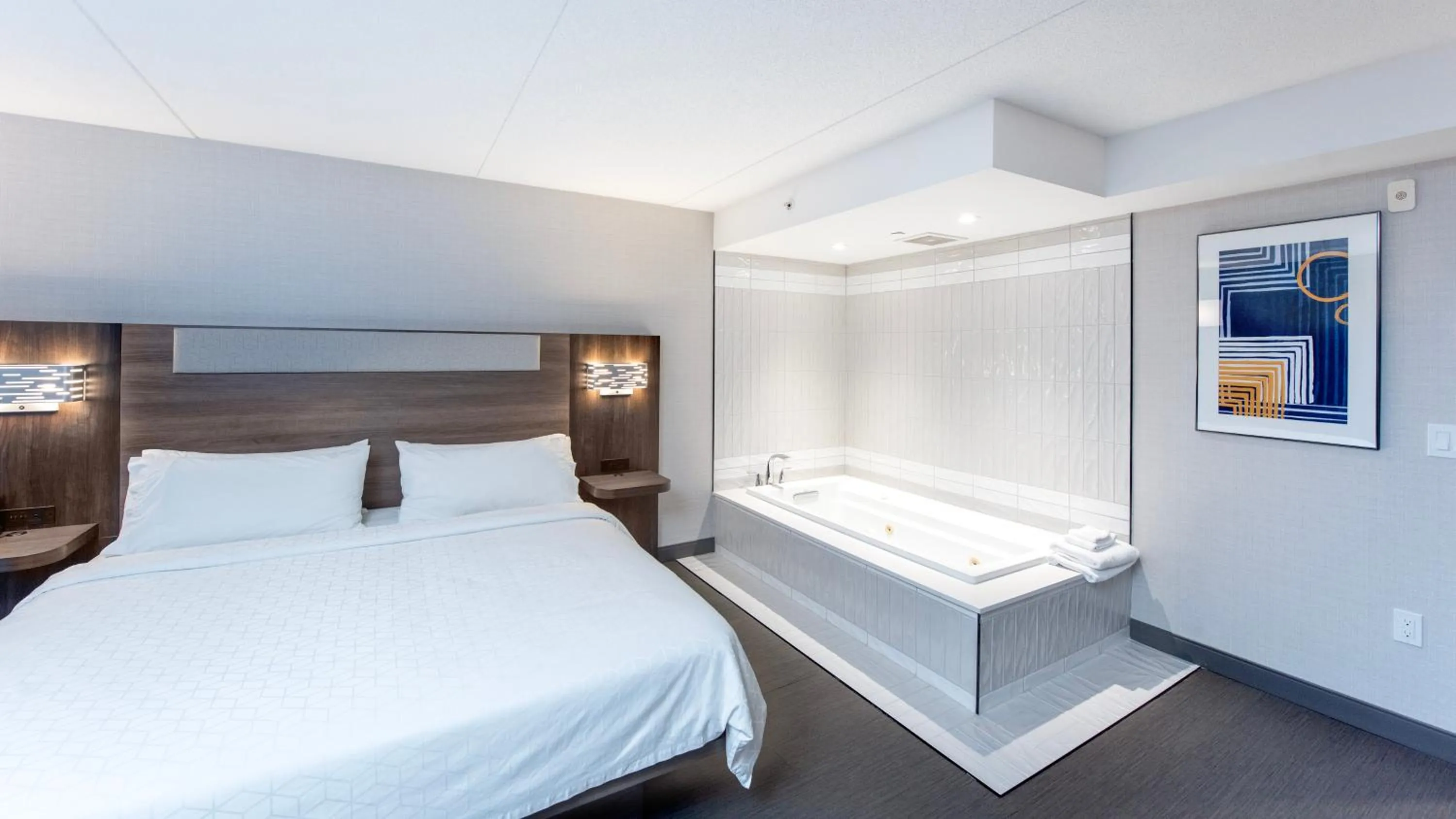 Hot Tub, Bed in Holiday Inn Express Hotel & Suites Waterloo - St. Jacobs Area, an IHG Hotel