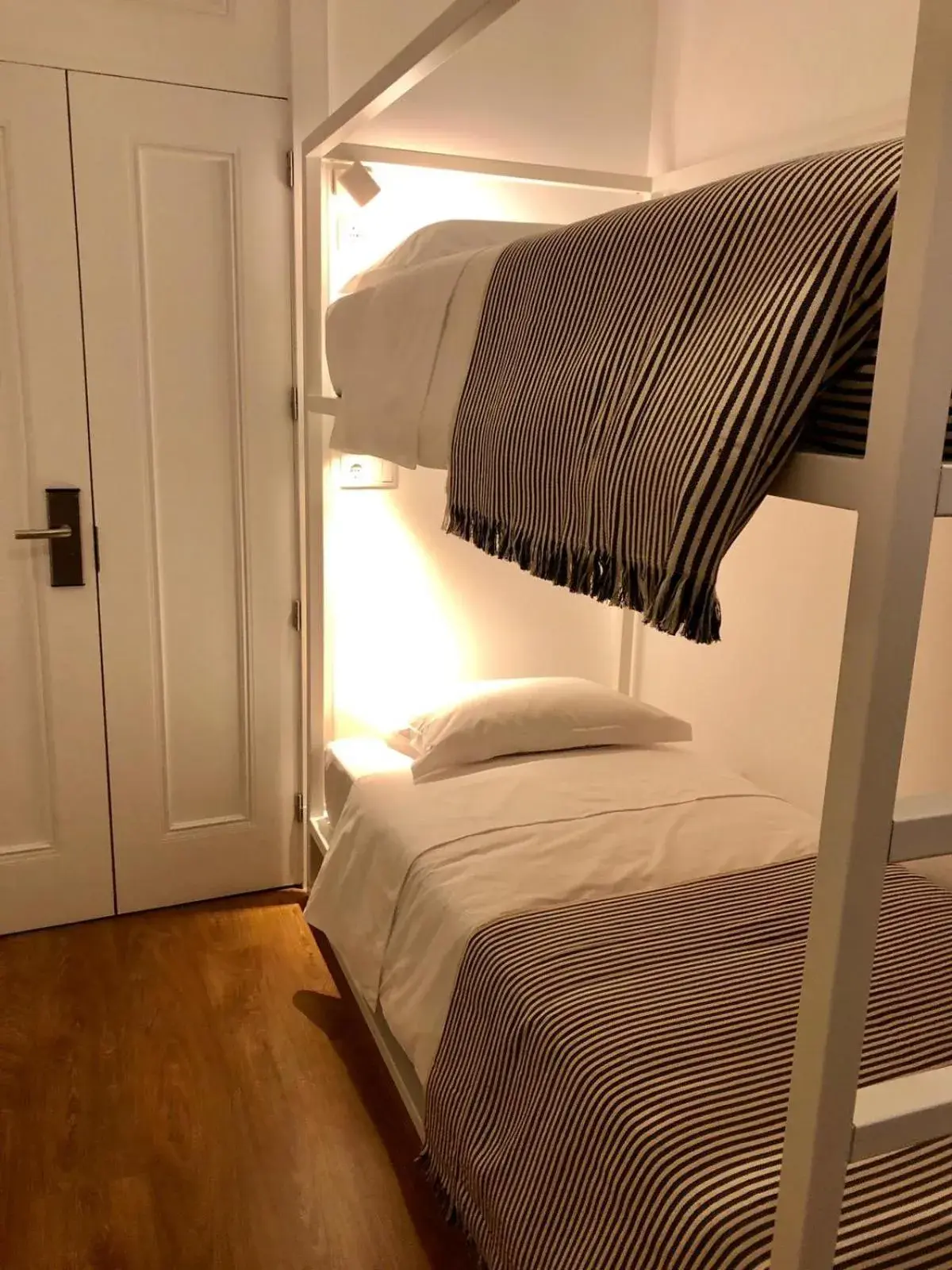 Mixed Dormitory Room in Alameda Exclusive House Mixed Dormitory Room in Alameda Exclusive House