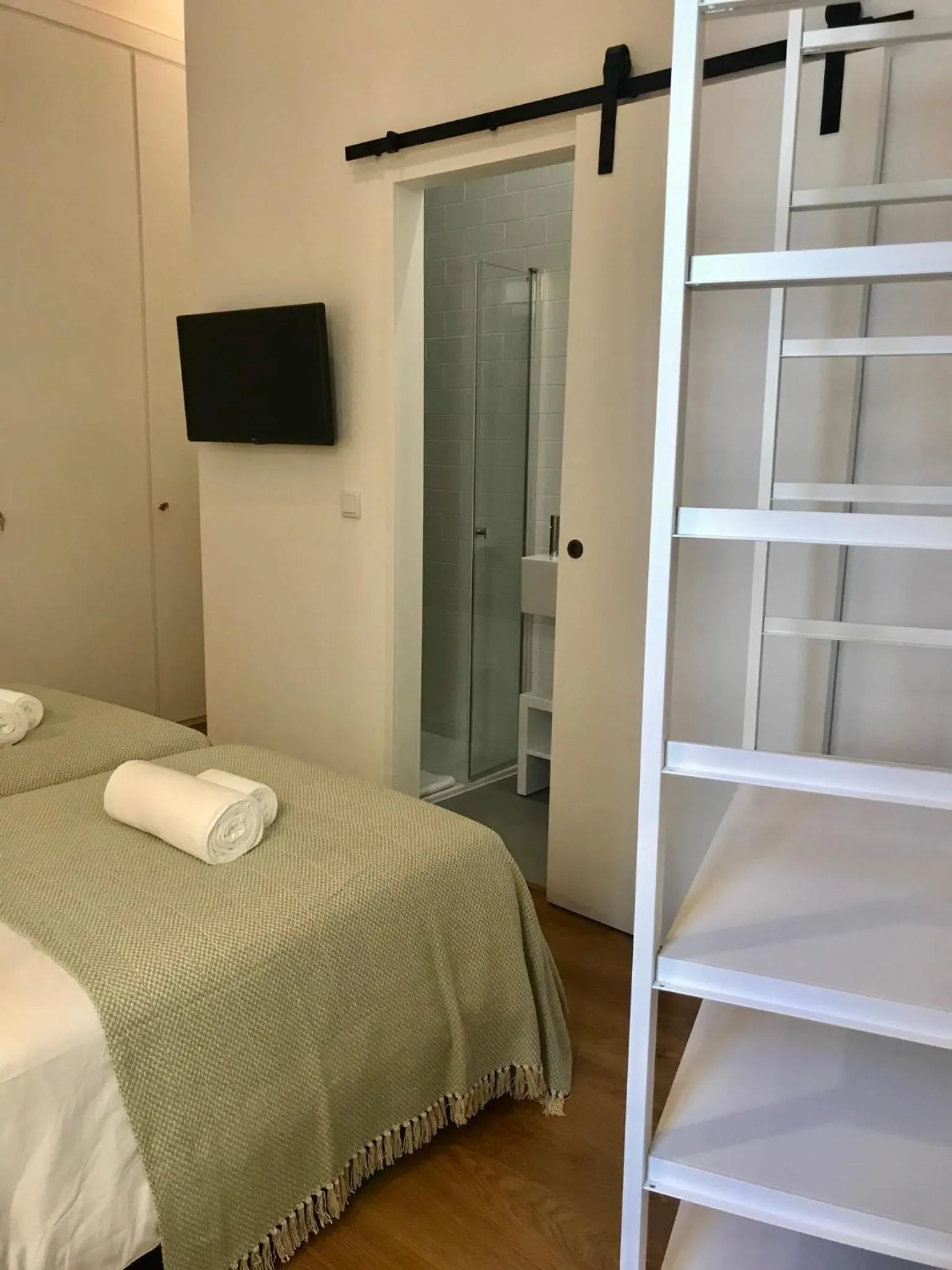 Property building, Bed in Alameda Exclusive House