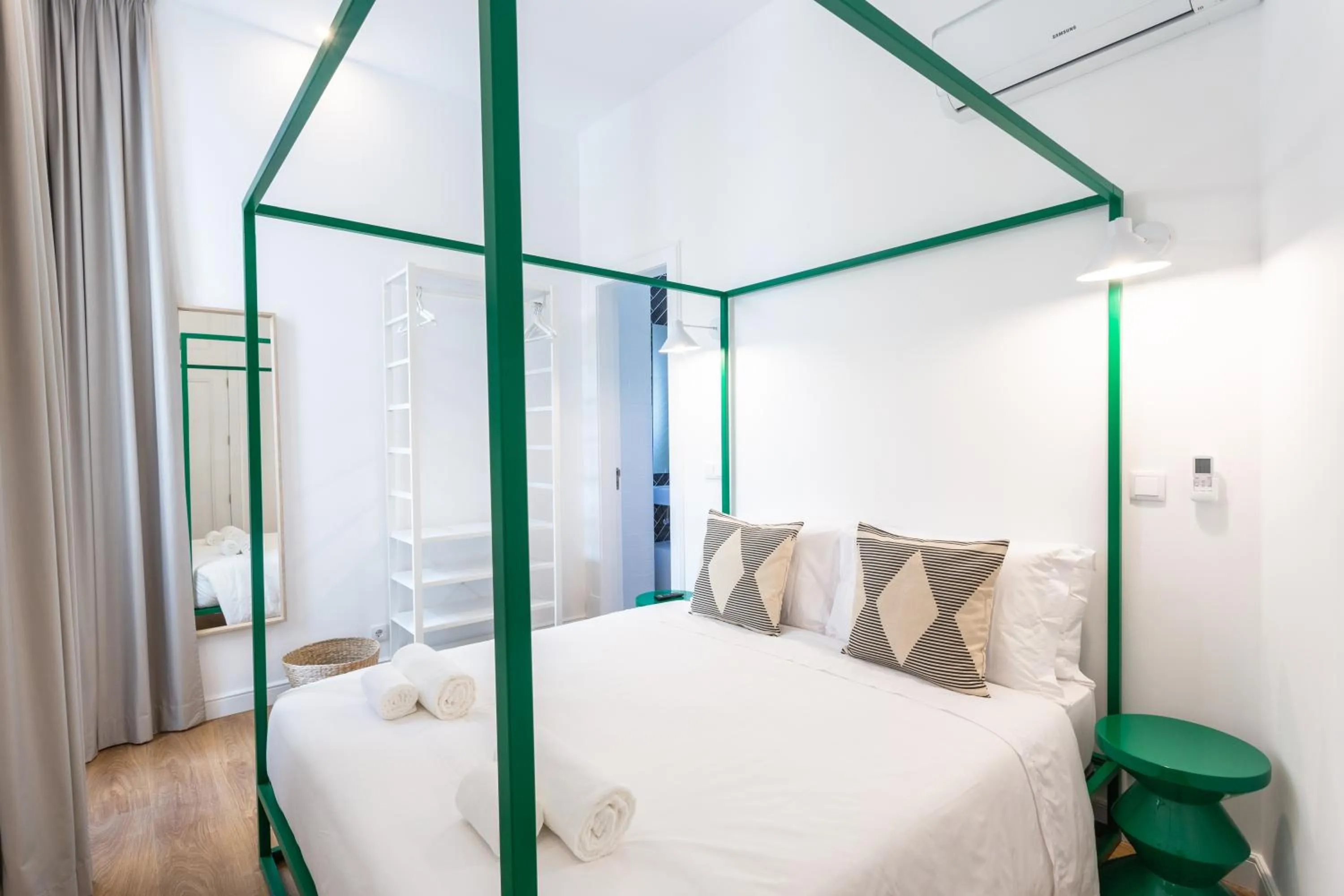 Bed in Alameda Exclusive House