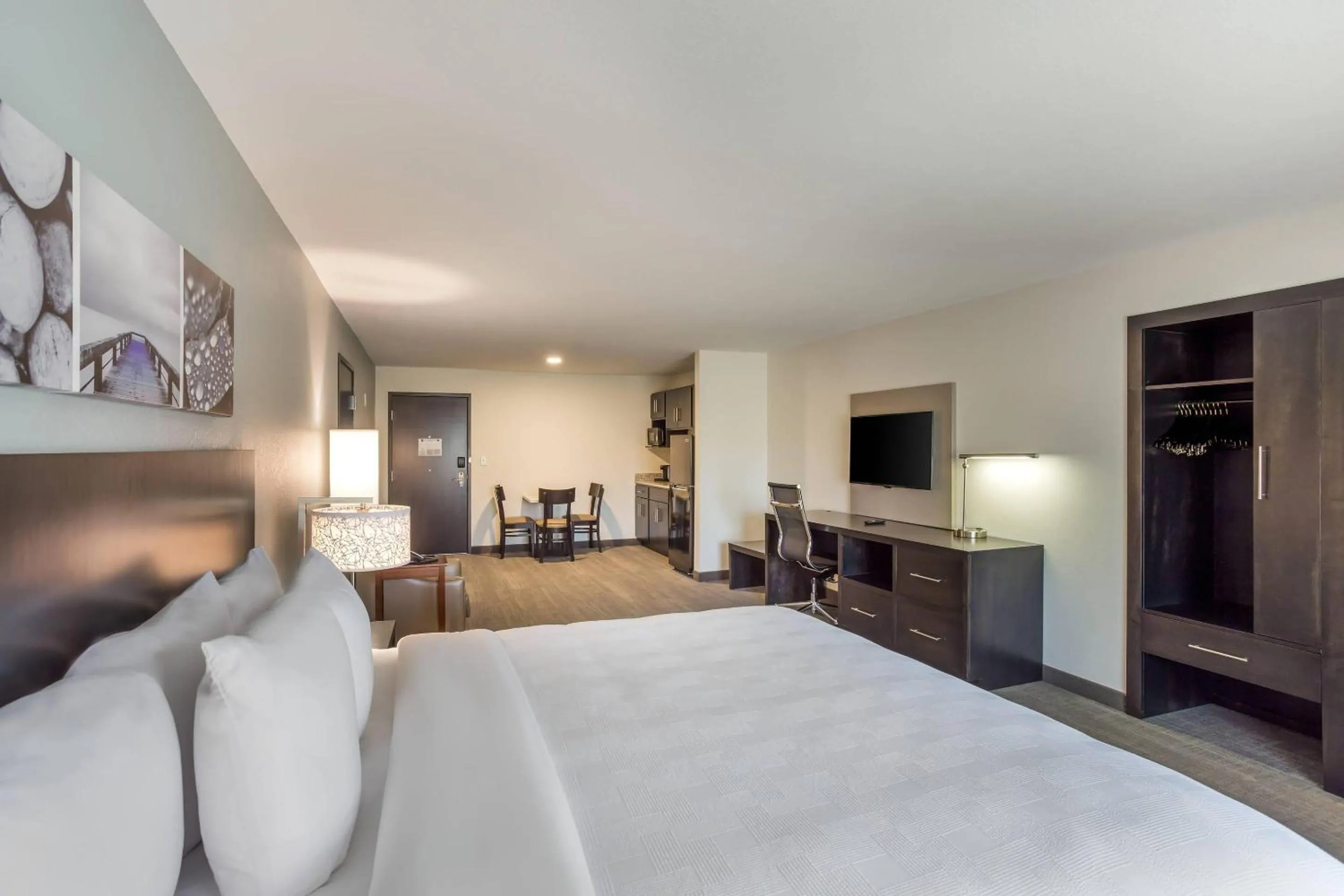 Bedroom, Bed in MainStay Suites Logan Ohio-Hocking Hills