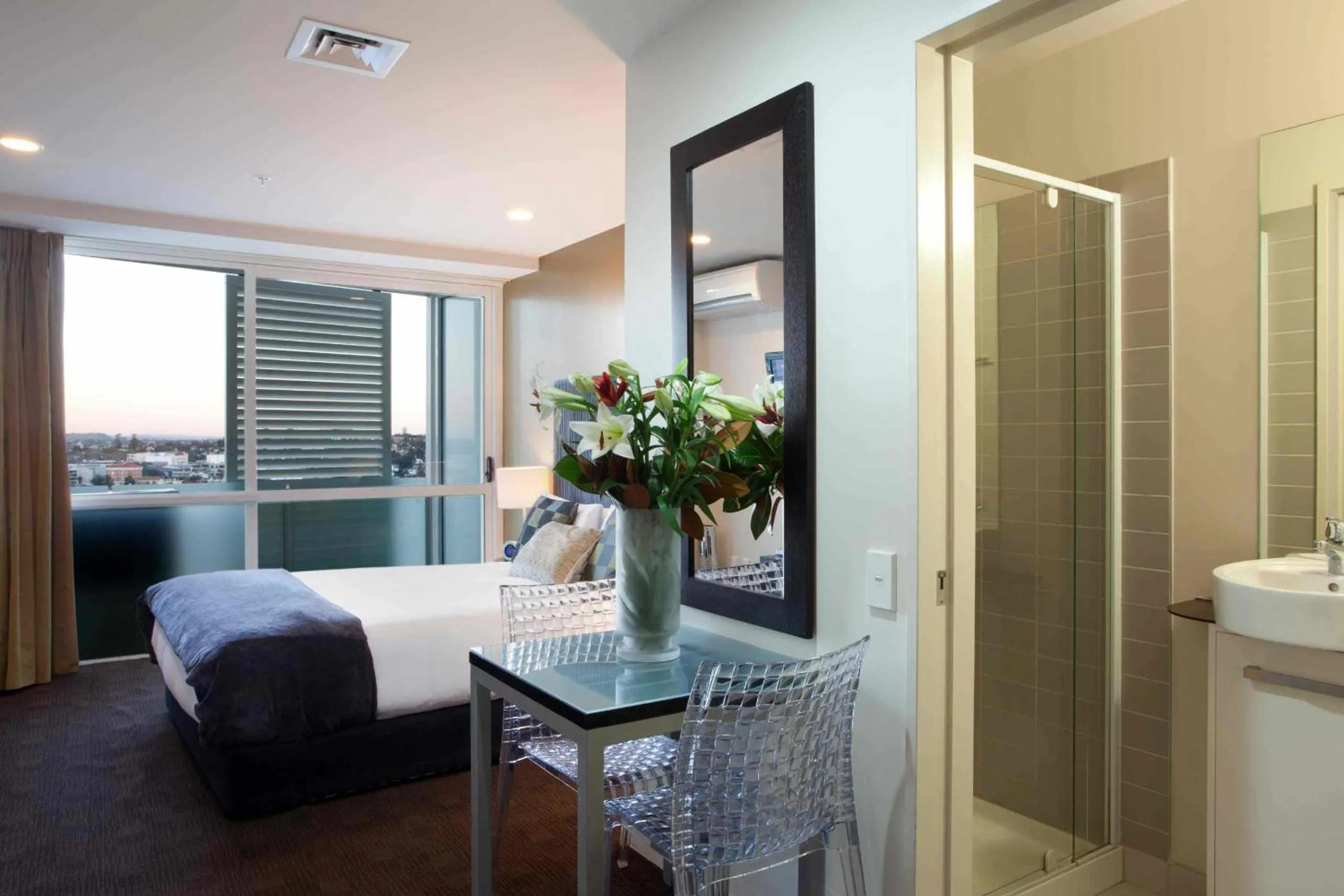 Bathroom, Bed in The Quadrant Hotel & Suites