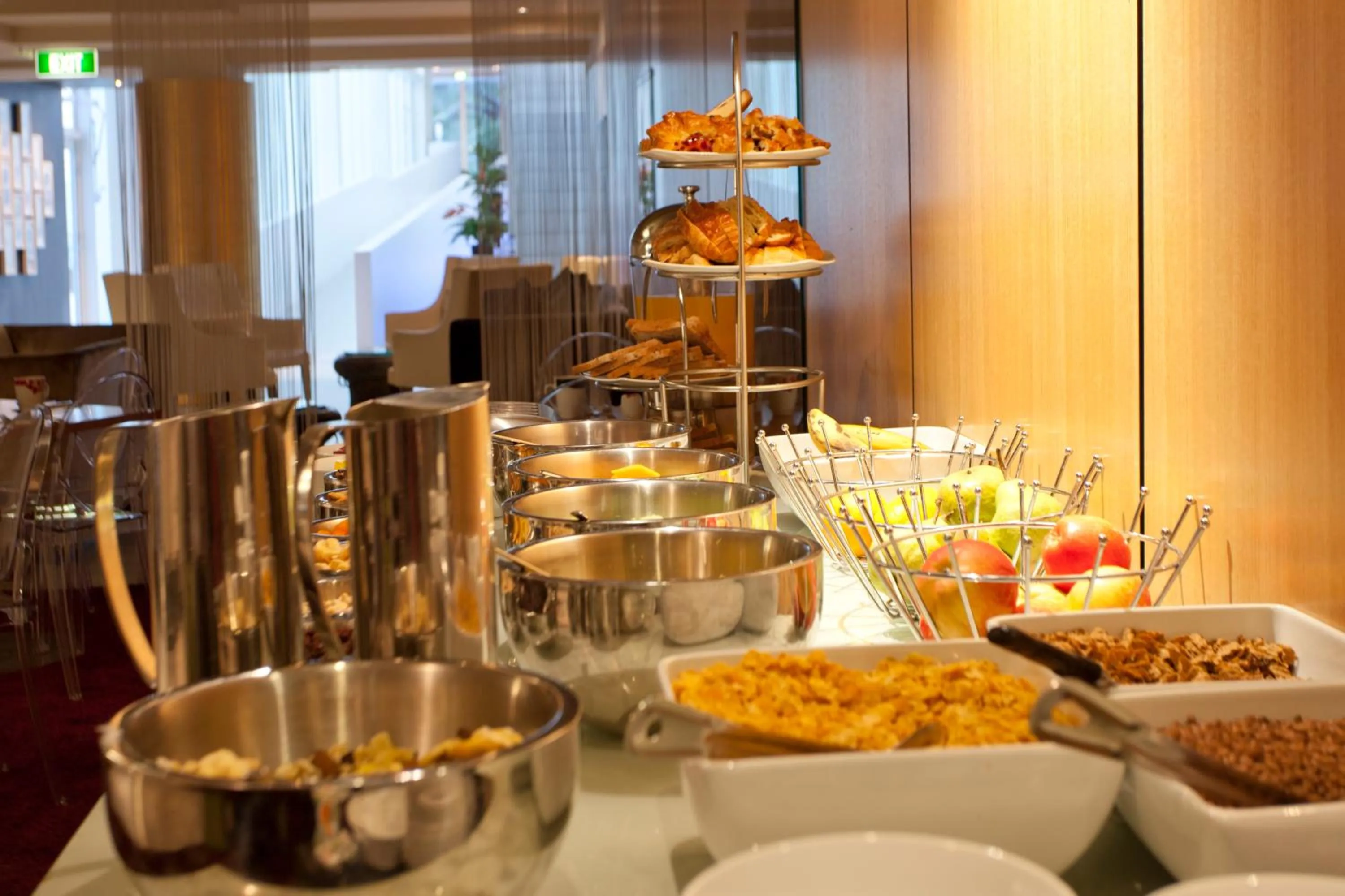 Restaurant/places to eat in The Quadrant Hotel & Suites