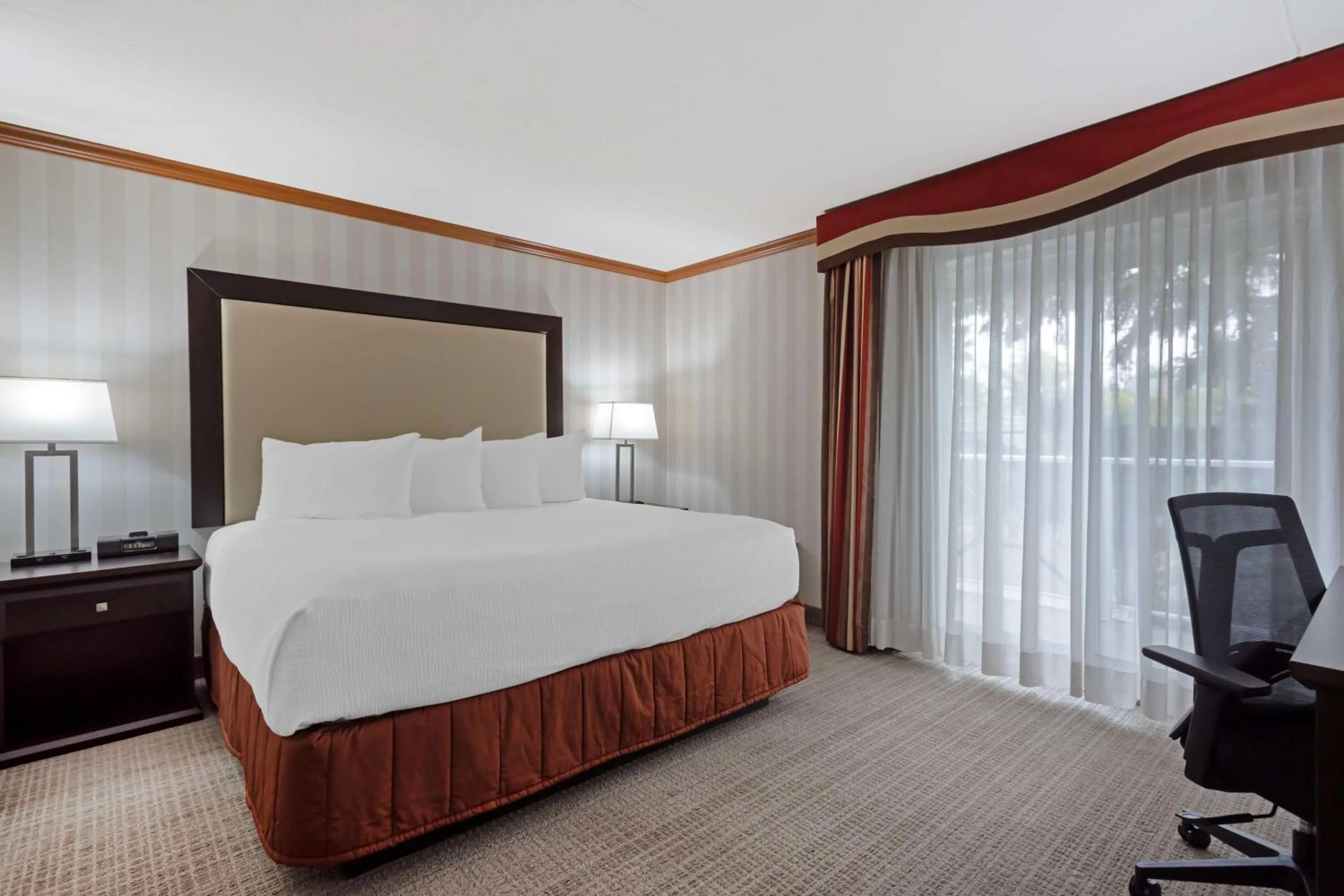 Bedroom, Bed in Best Western PLUS Port O'Call Hotel