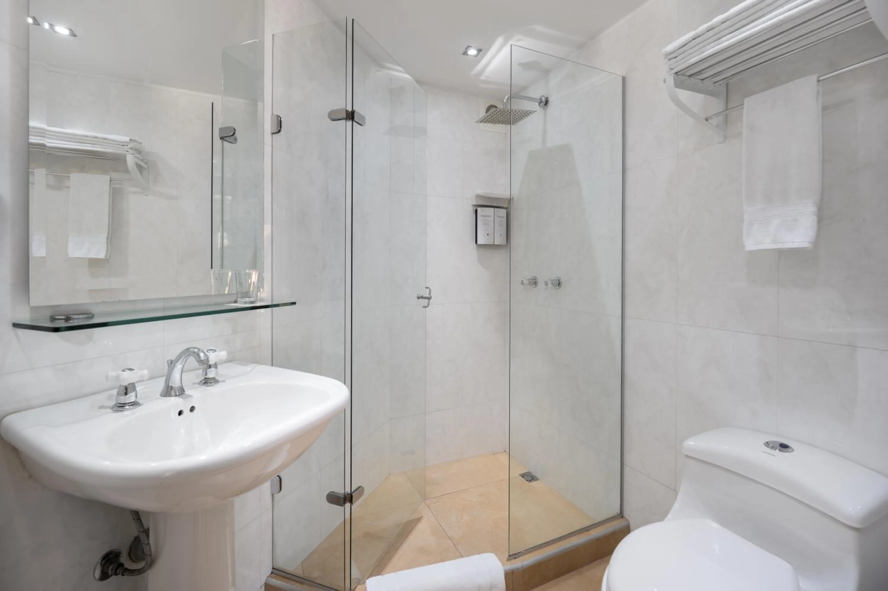 Shower in Hotel Egina Bogotá