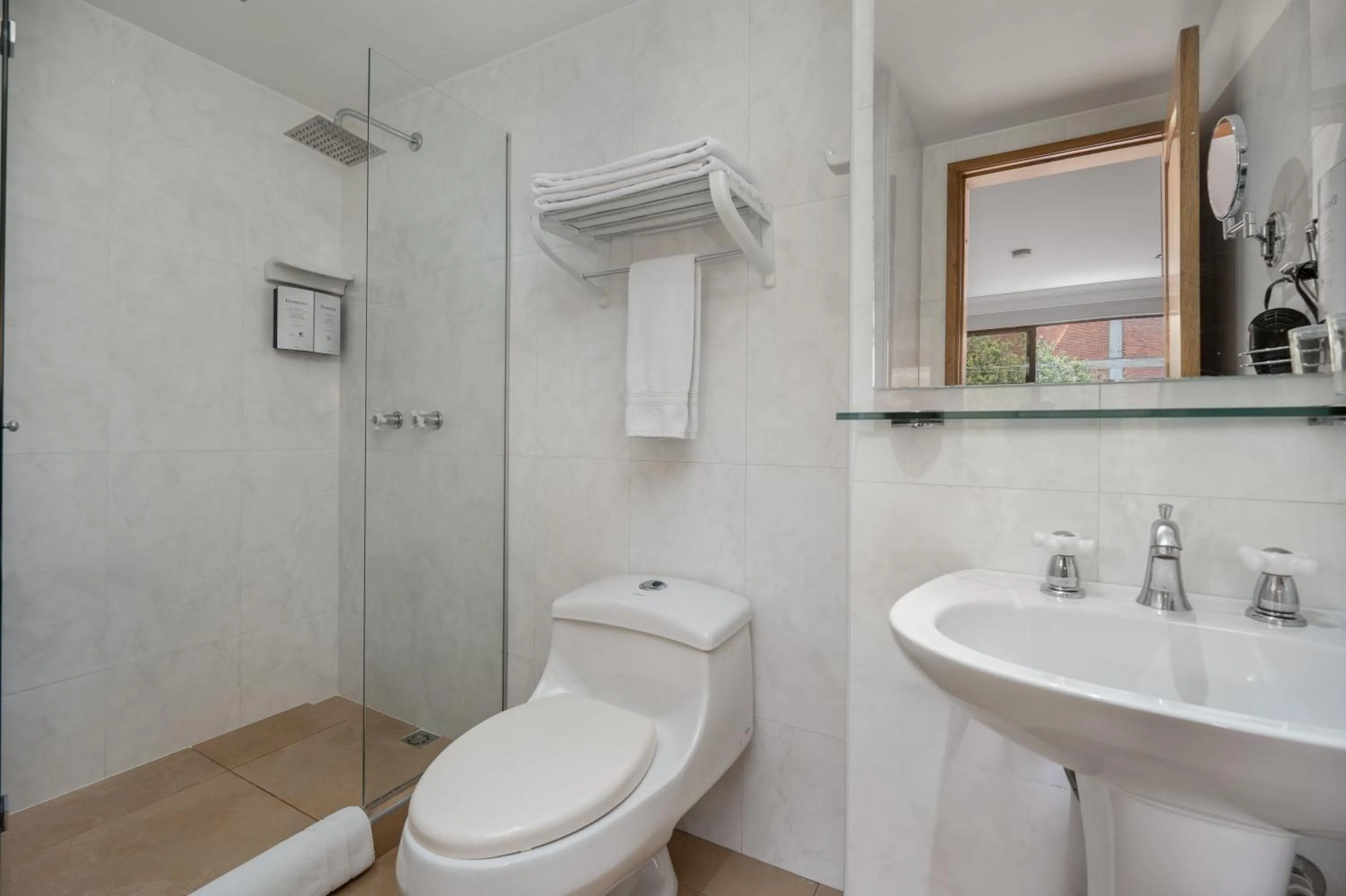 Shower in Hotel Egina Bogotá