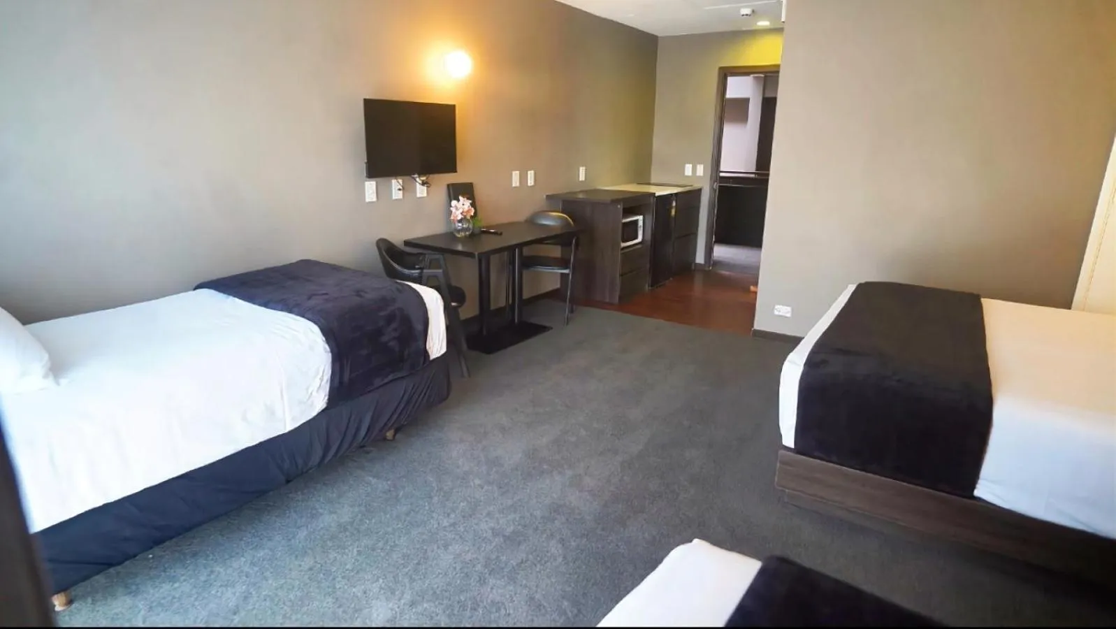 Dining area, Bed in 136 On Bealey Motel