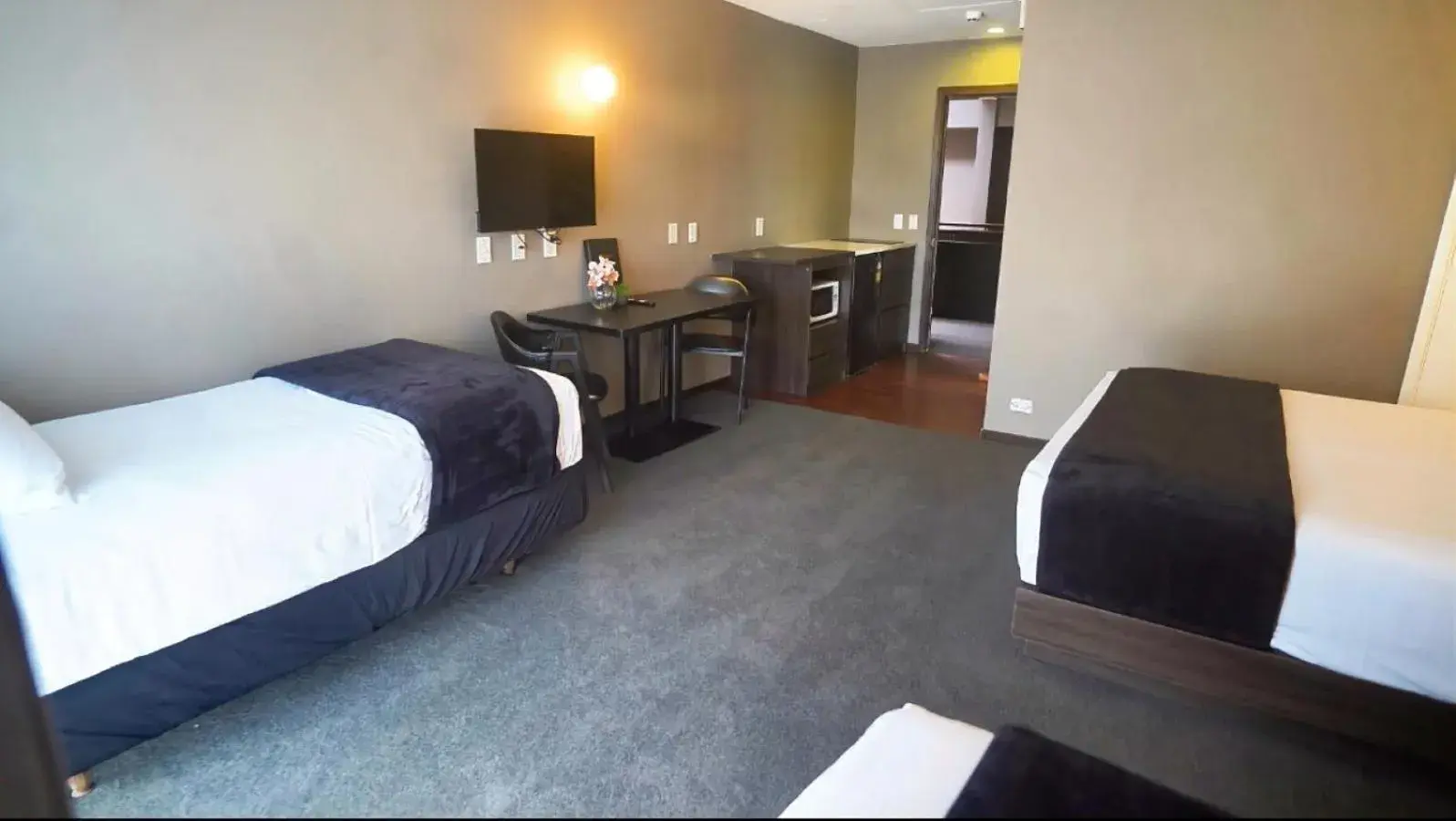 Triple Studio with Kitchen in 136 On Bealey Motel Triple Studio with Kitchen in 136 On Bealey Motel