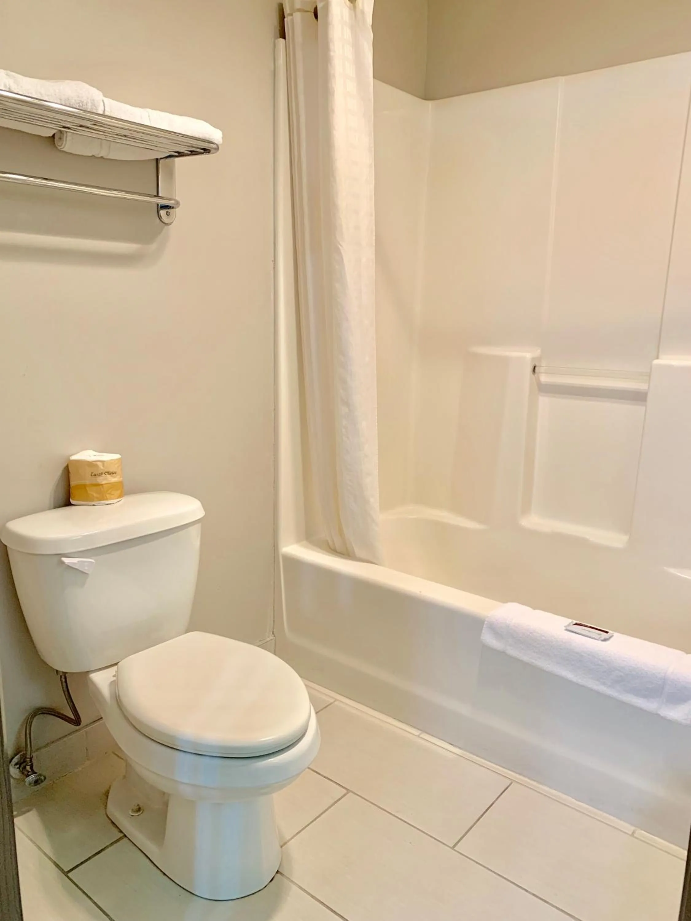 Shower in BridgePointe Inn & Suites by BPhotels, Lincoln I-80 & 27th St