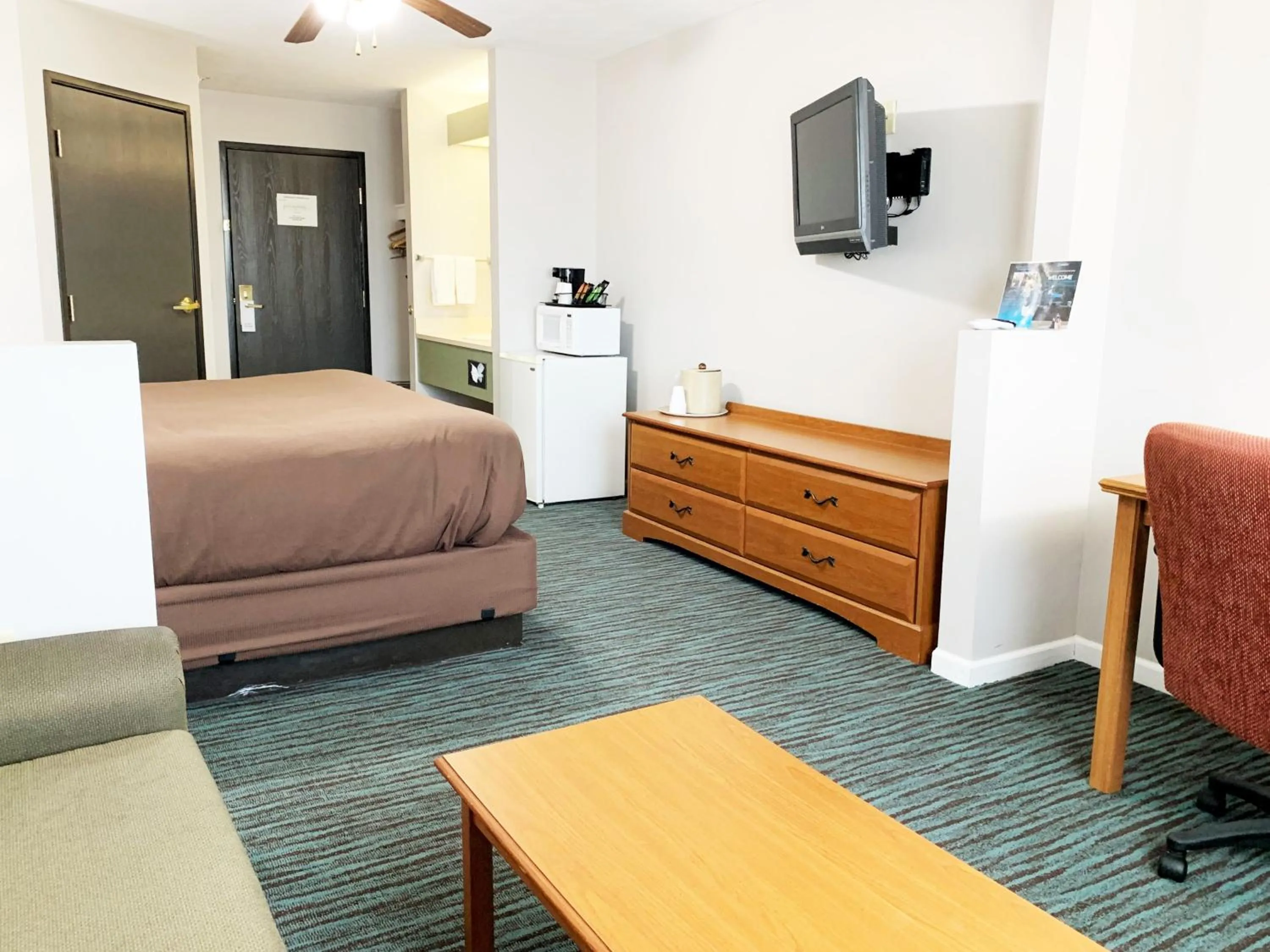 Communal lounge/ TV room, Bed in BridgePointe Inn & Suites by BPhotels, Lincoln I-80 & 27th St