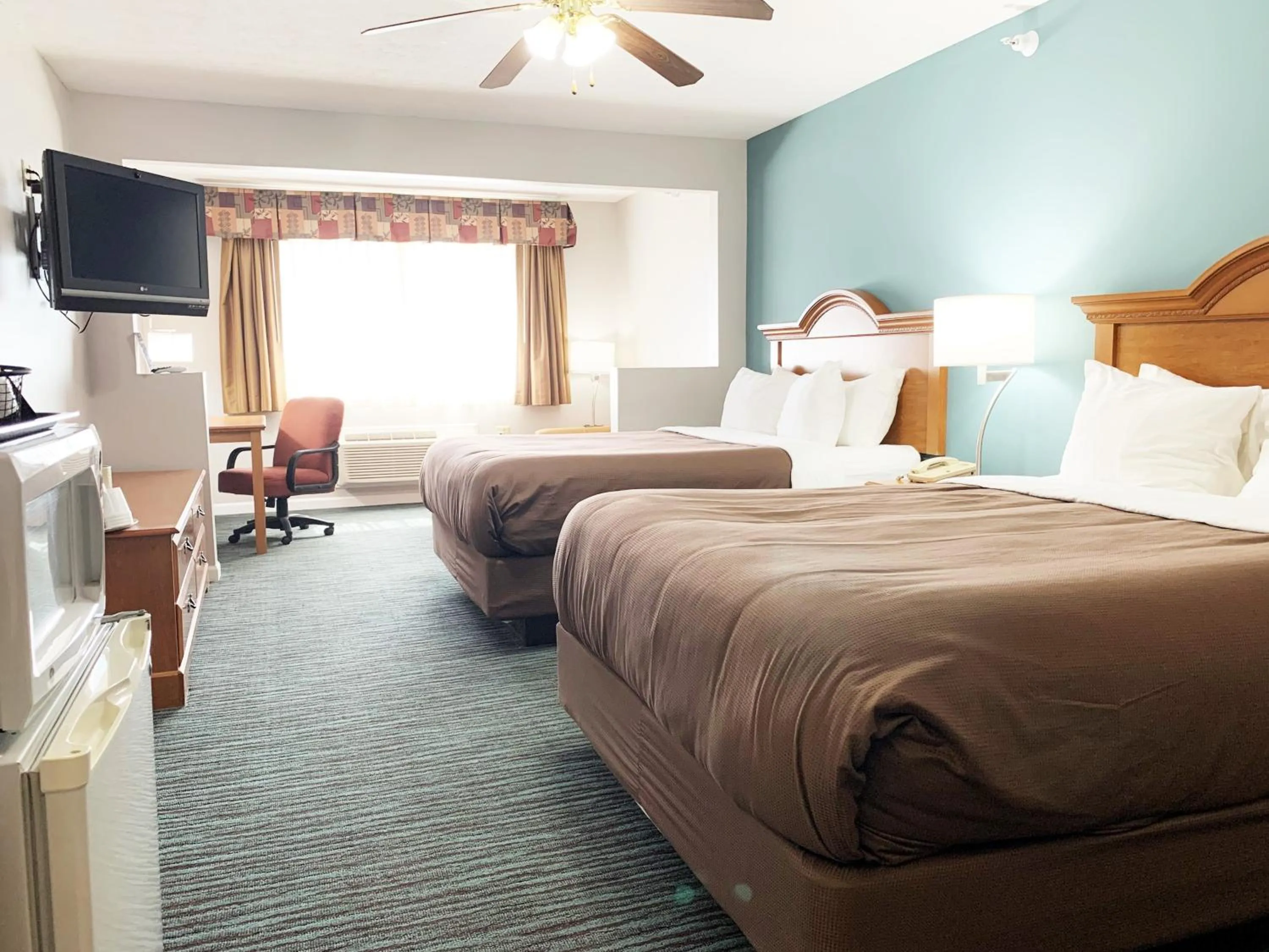 Bed in BridgePointe Inn & Suites by BPhotels, Lincoln I-80 & 27th St
