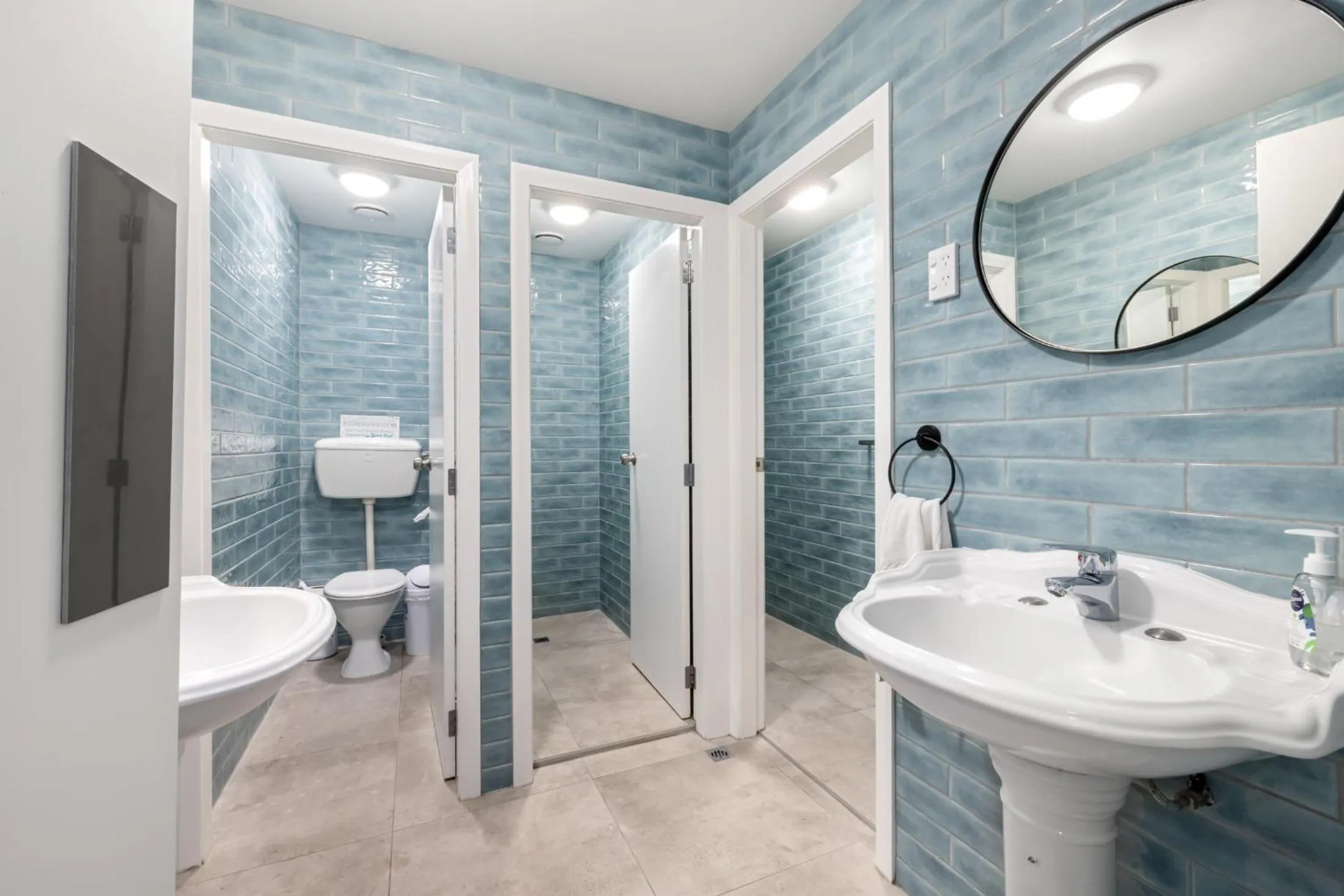 Bathroom in Worldwide Backpackers