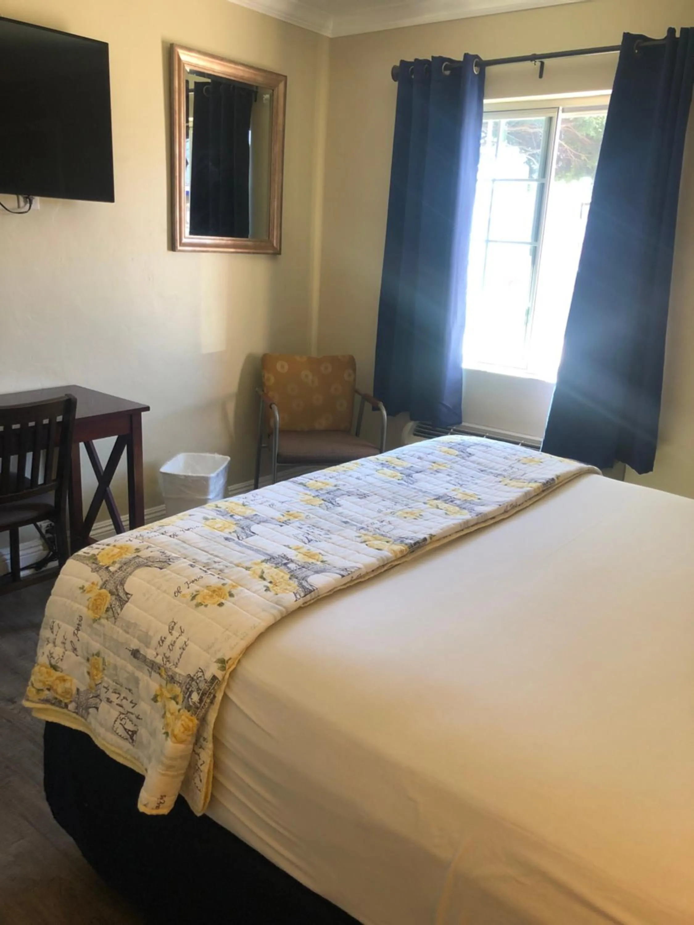 Bed in Rest Haven Motel