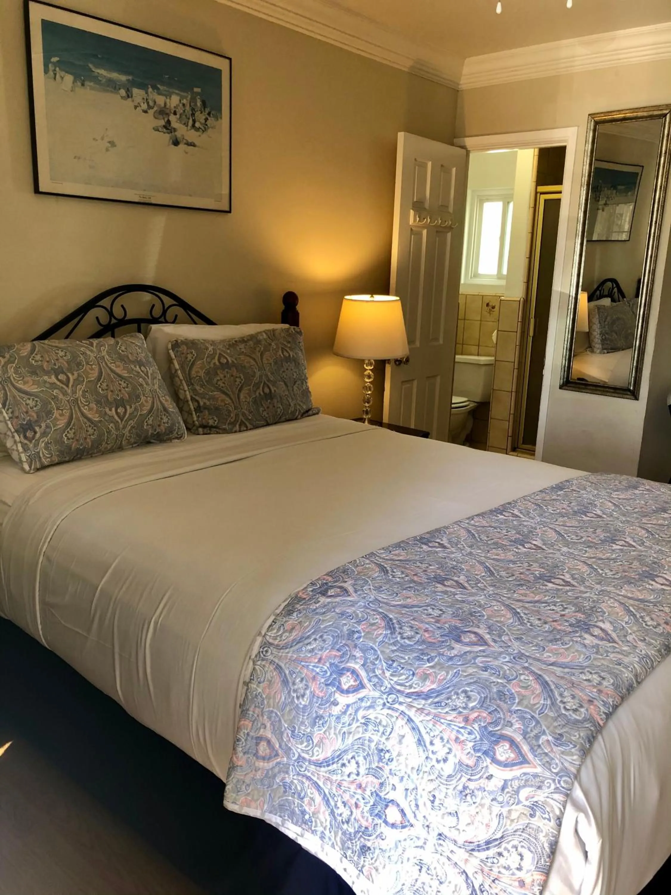 Bed in Rest Haven Motel