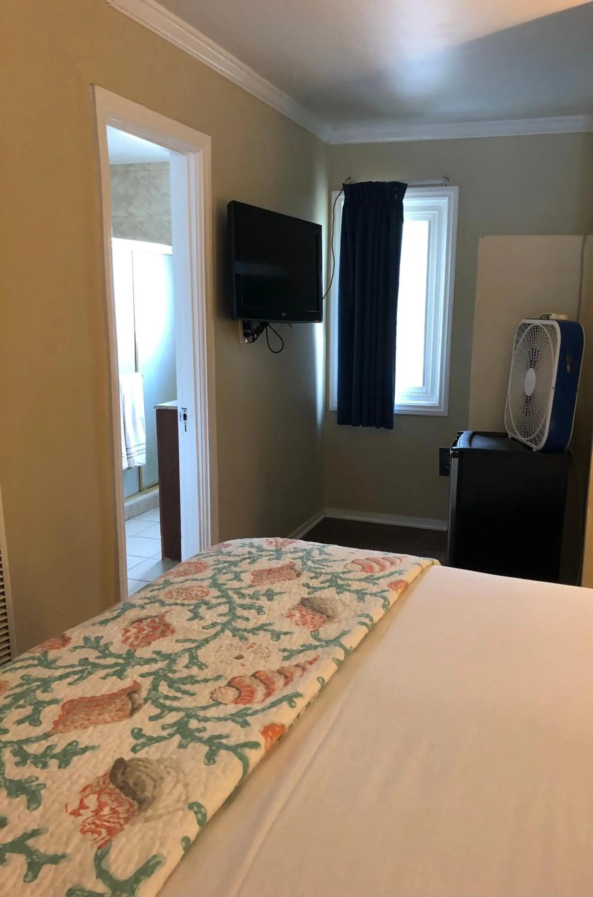 Bed in Rest Haven Motel