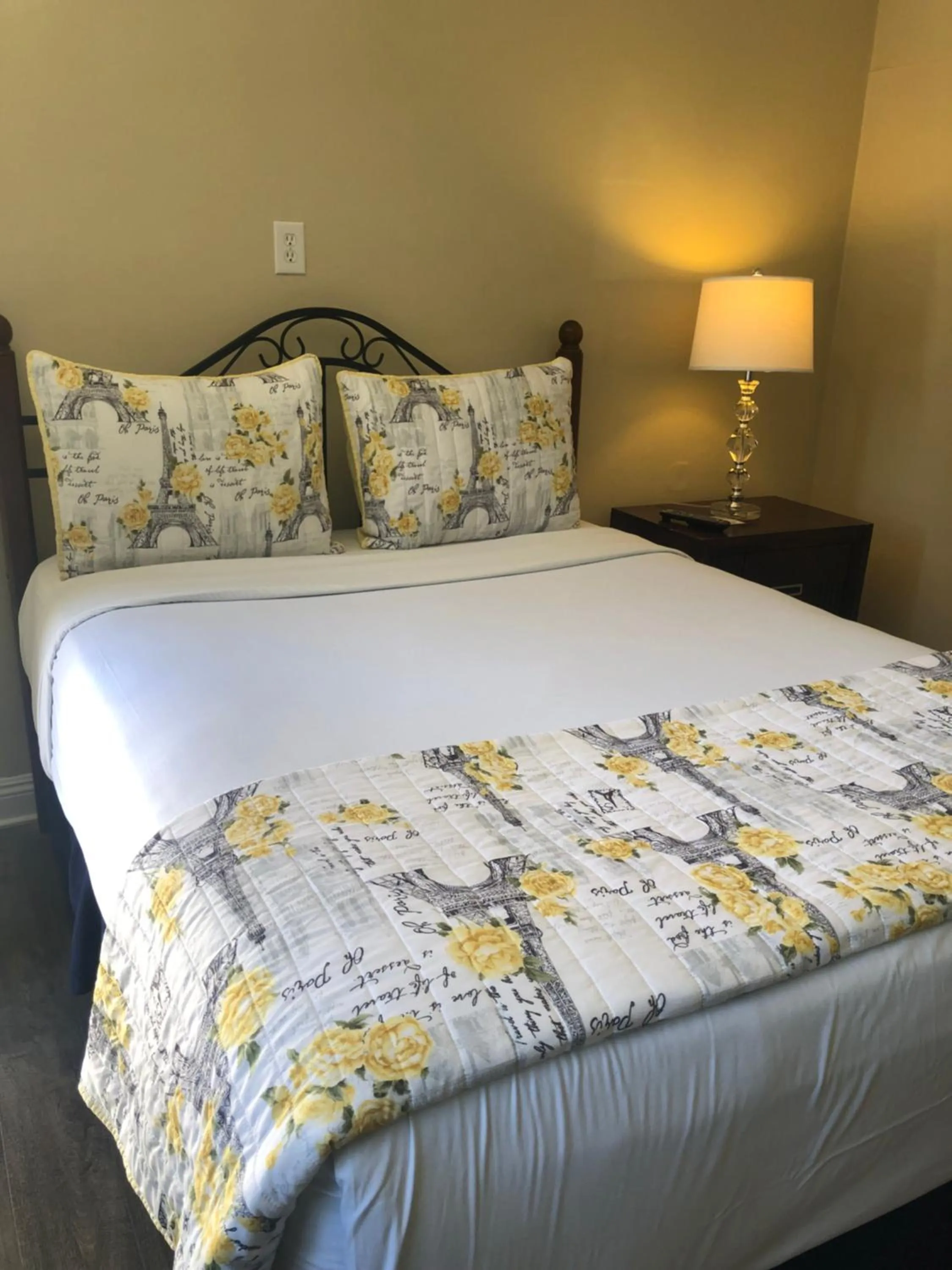 Bed in Rest Haven Motel