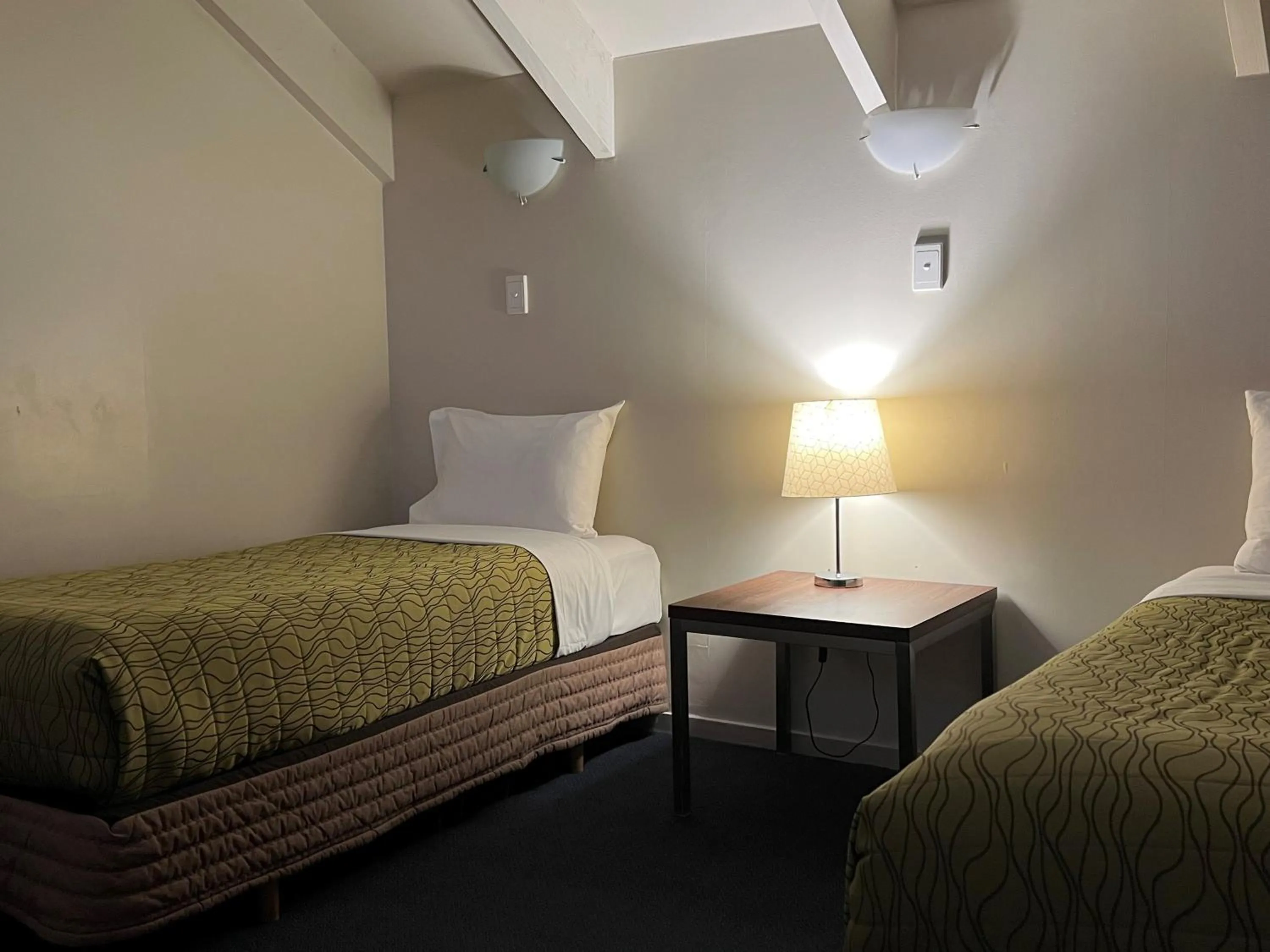 Bed in Airport Manor Inn