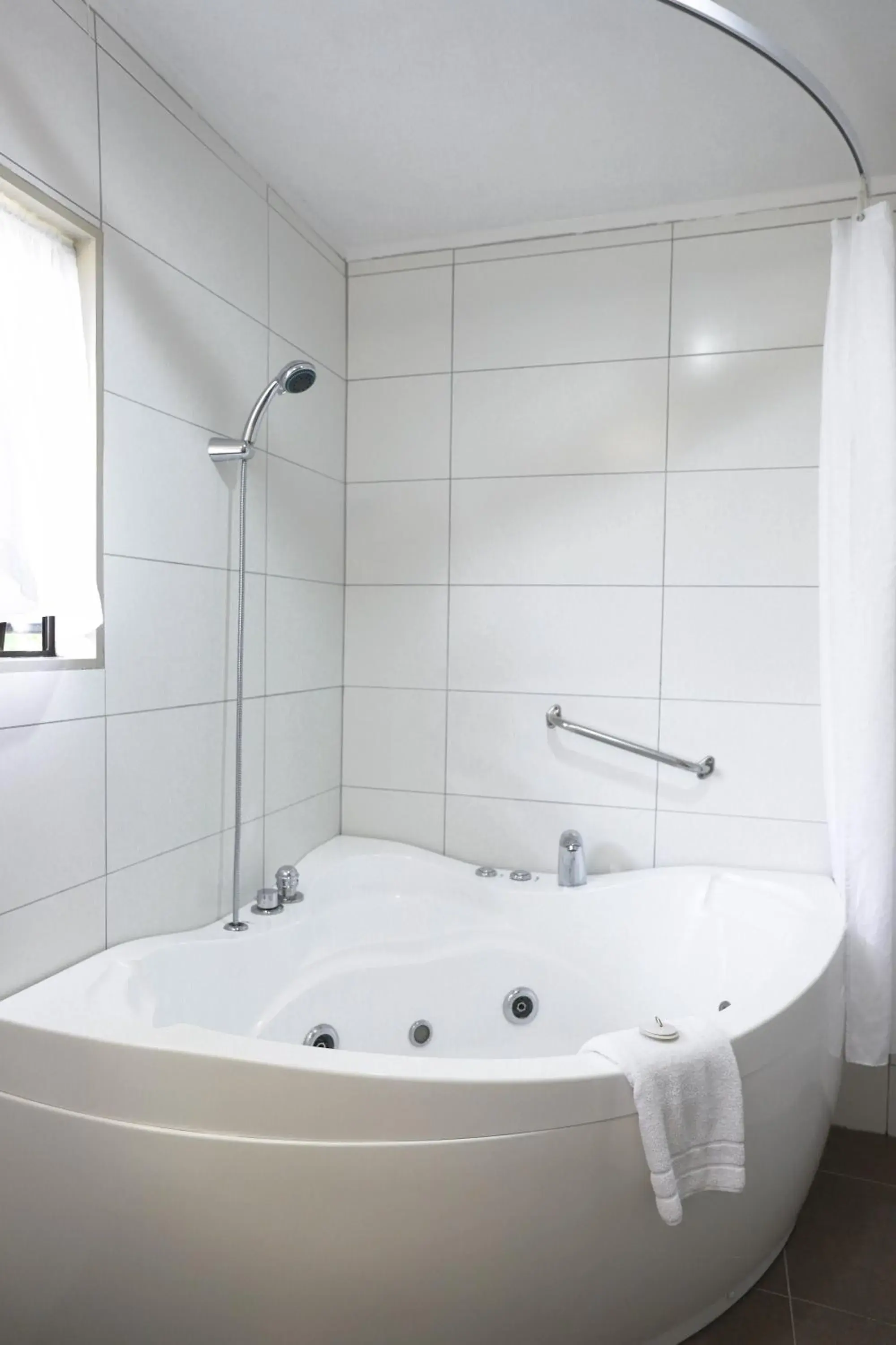 Twin Room with Bath in Airport Manor Inn Twin Room with Bath in Airport Manor Inn