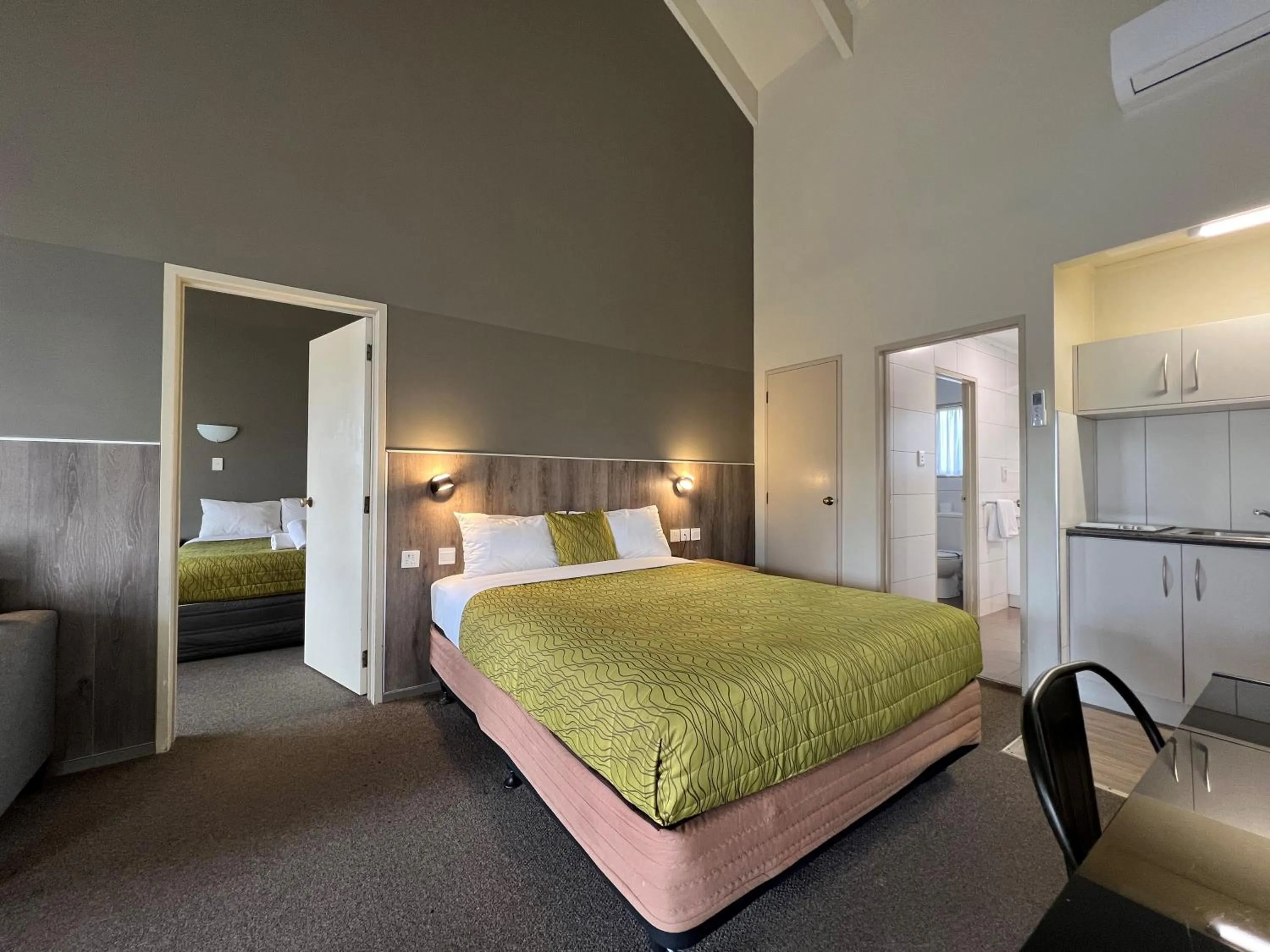 Bed in Airport Manor Inn