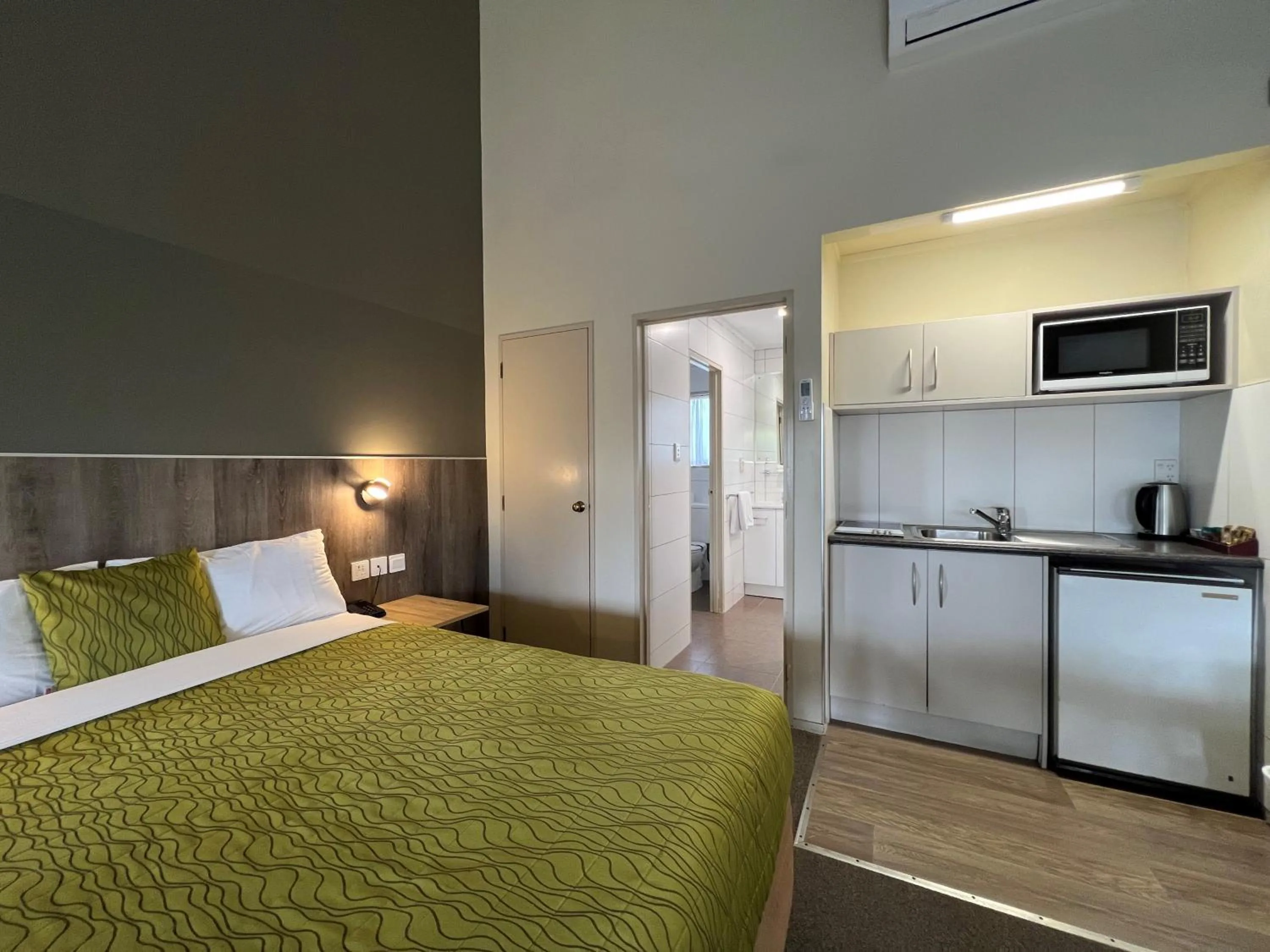 Bed in Airport Manor Inn