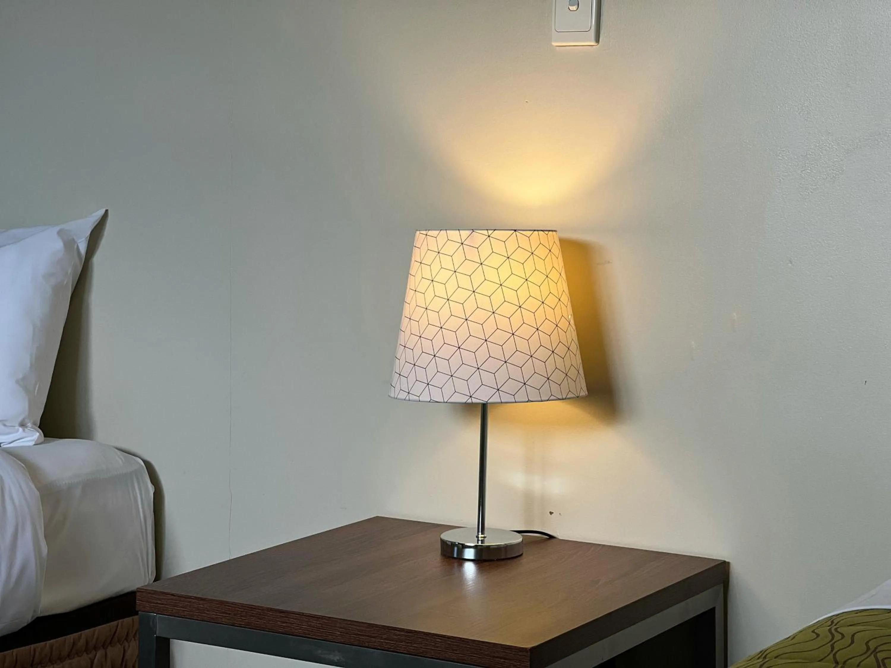 Bed in Airport Manor Inn