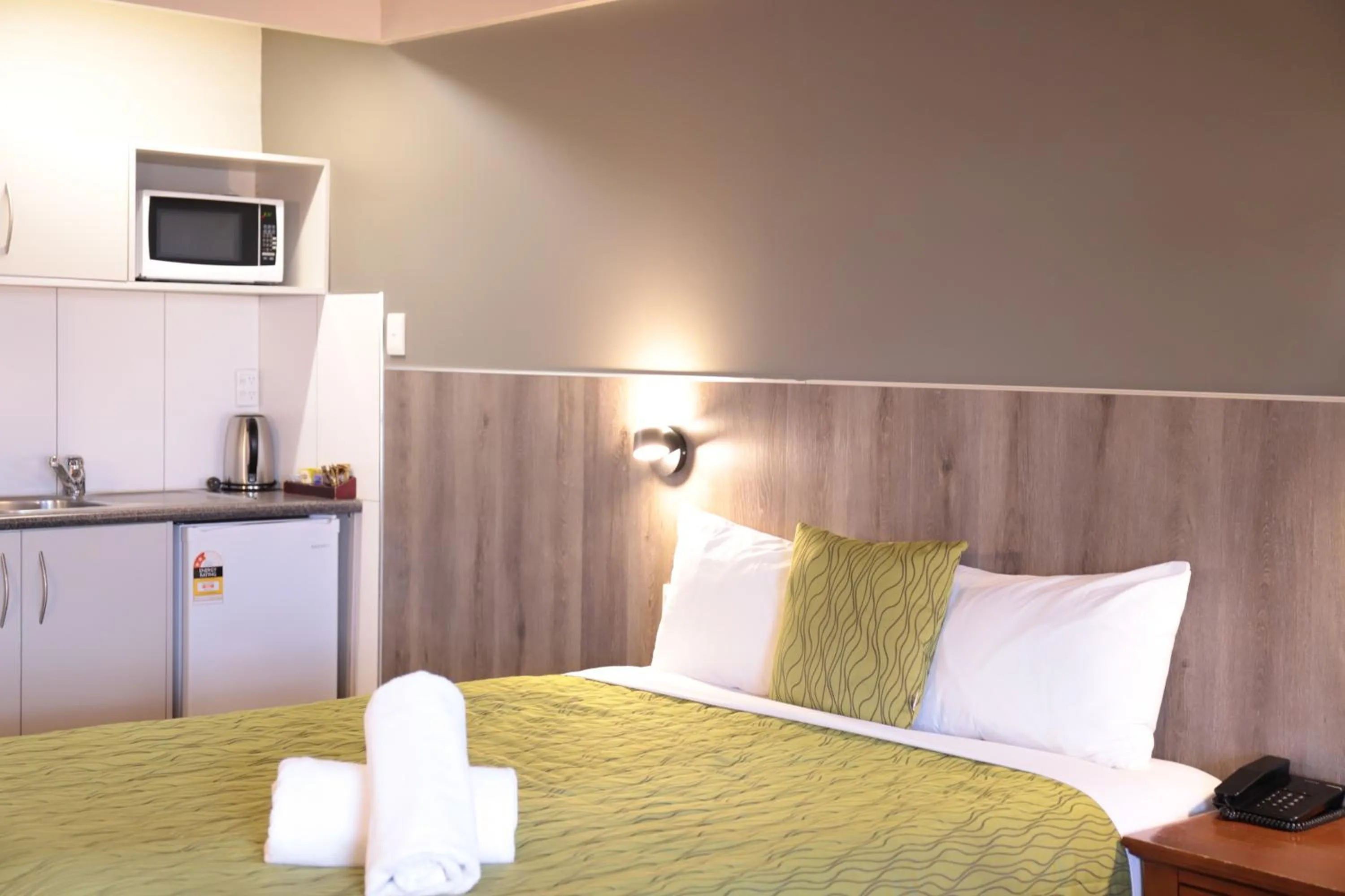 Bed in Airport Manor Inn