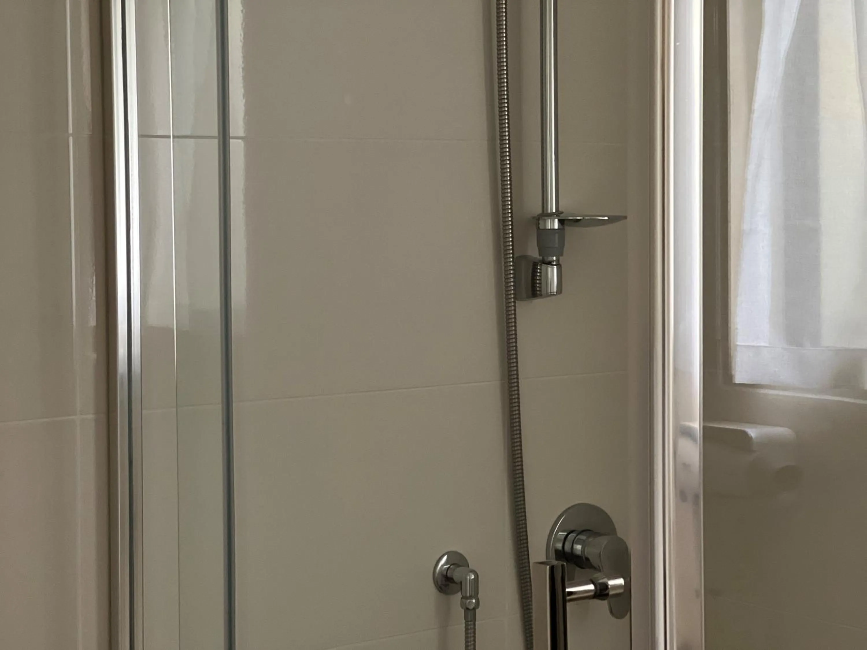 Bathroom in Airport Manor Inn