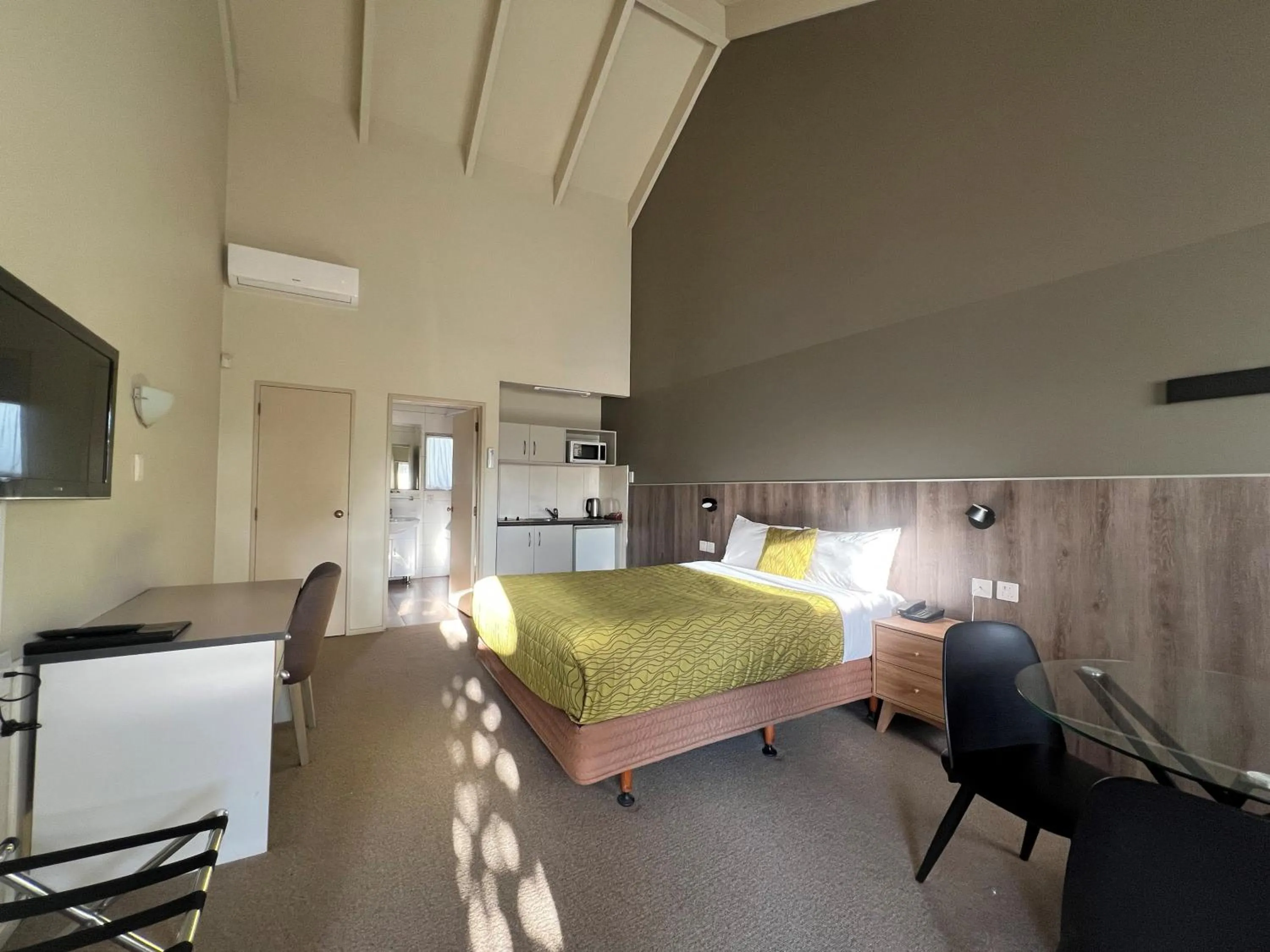 Bed in Airport Manor Inn