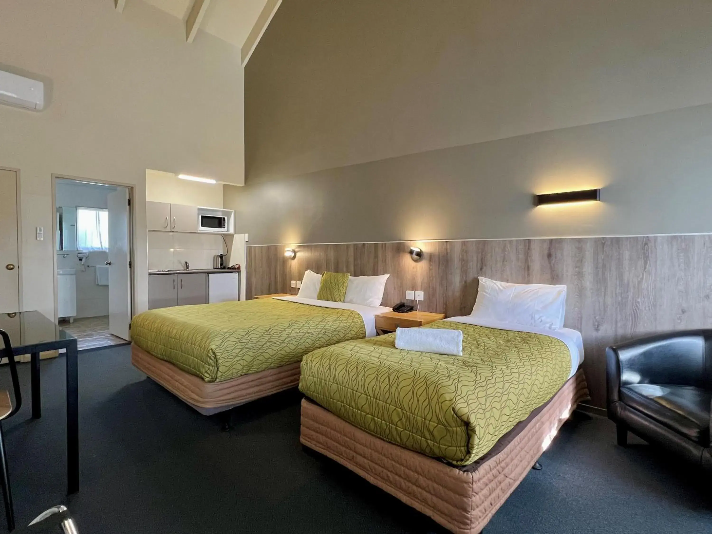 Twin Room with Bath in Airport Manor Inn Twin Room with Bath in Airport Manor Inn