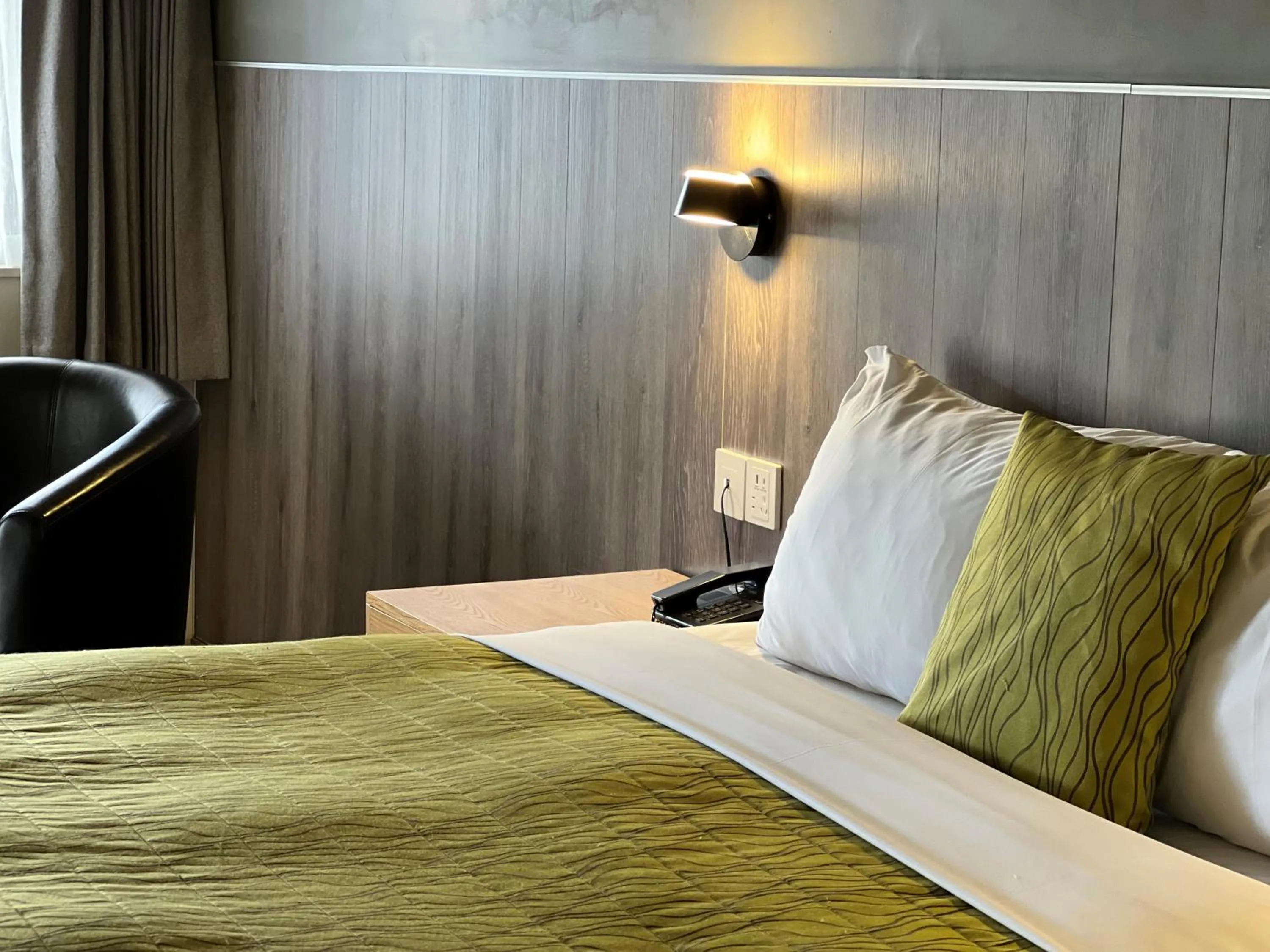 Bed in Airport Manor Inn