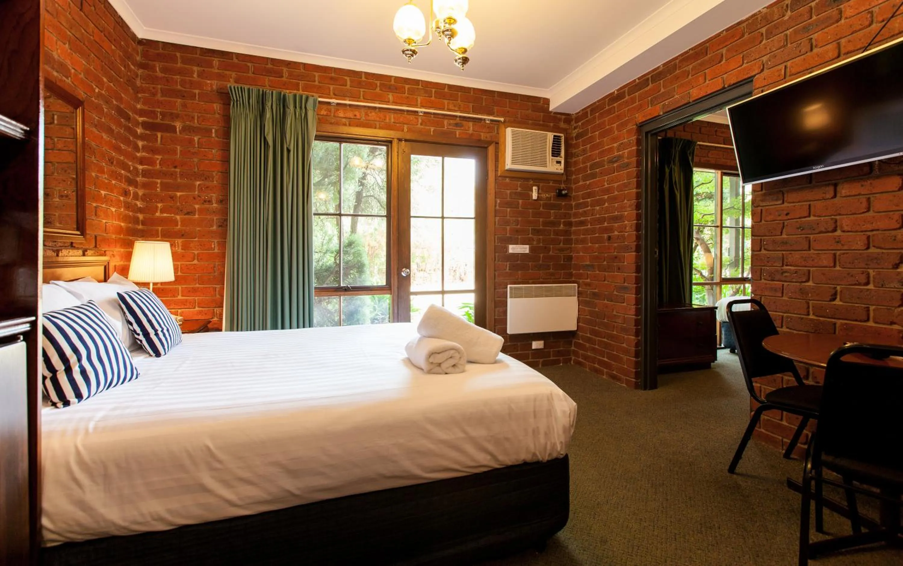 Photo of the whole room, Bed in Armour Motor Inn