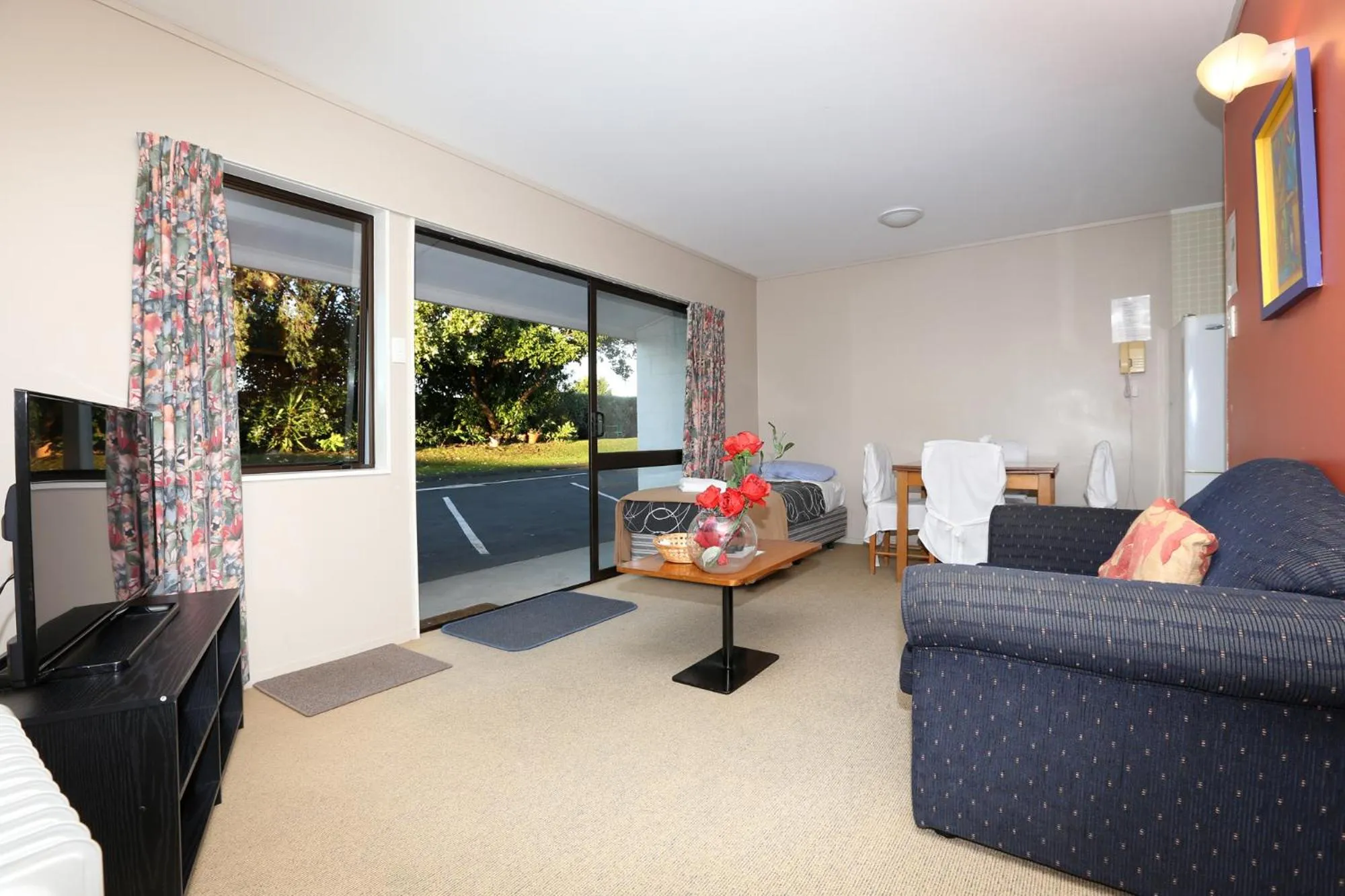 Living room in Waiuku Lodge Motel