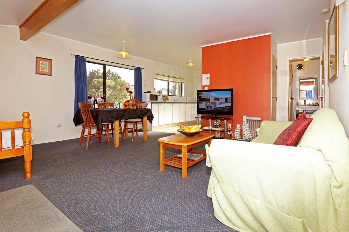 Kitchen or kitchenette in Waiuku Lodge Motel