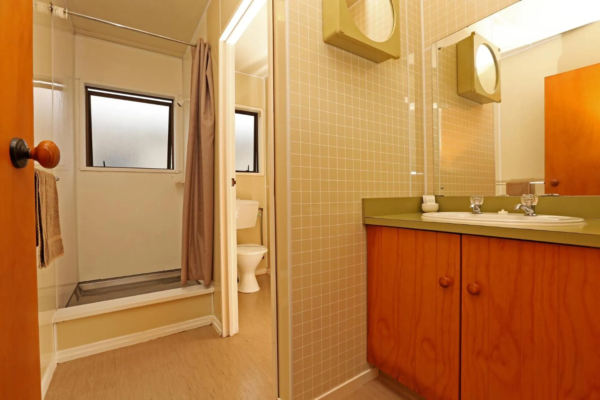 Shower in Waiuku Lodge Motel