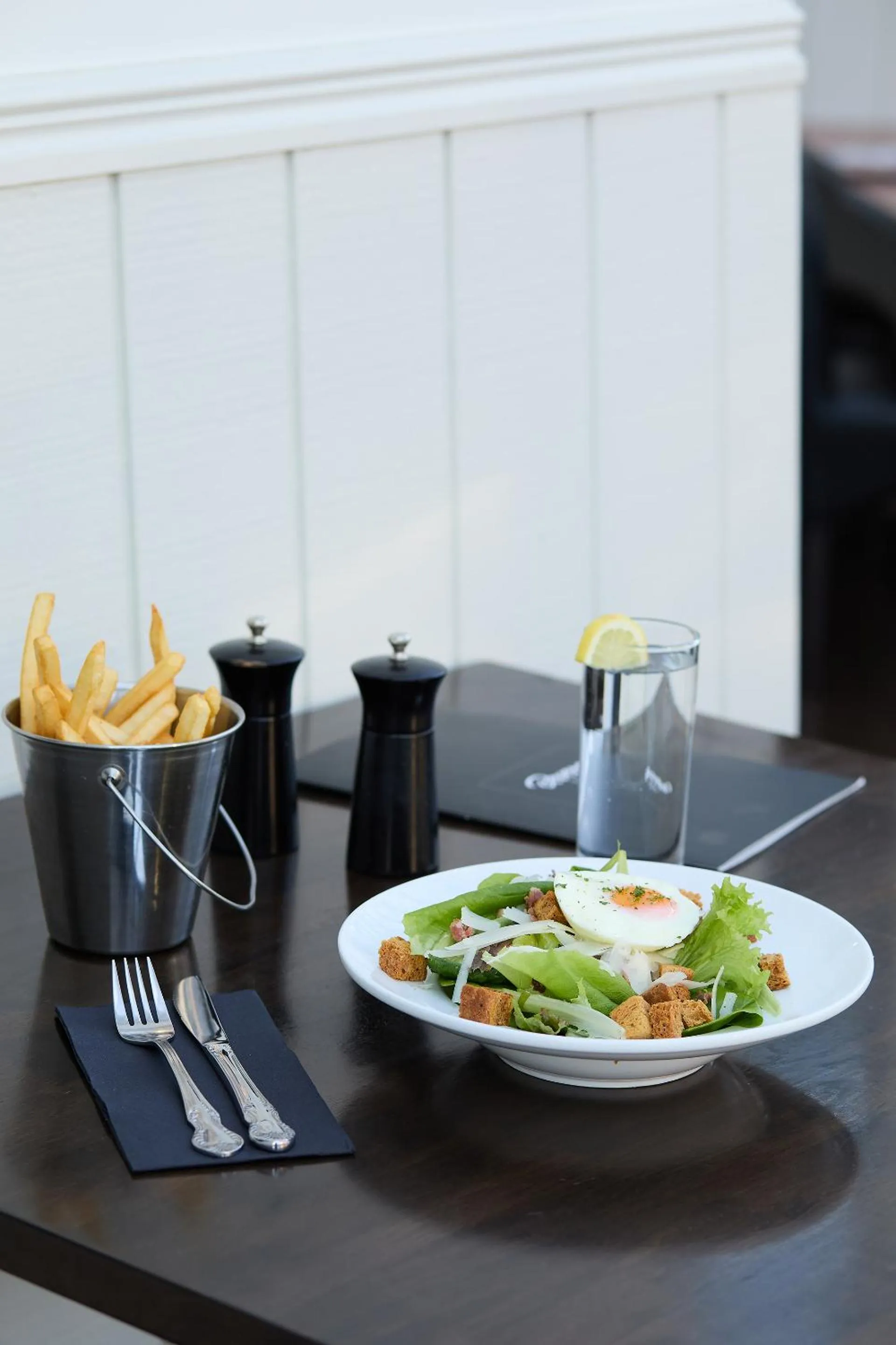 Restaurant/places to eat in Pavilions Hotel