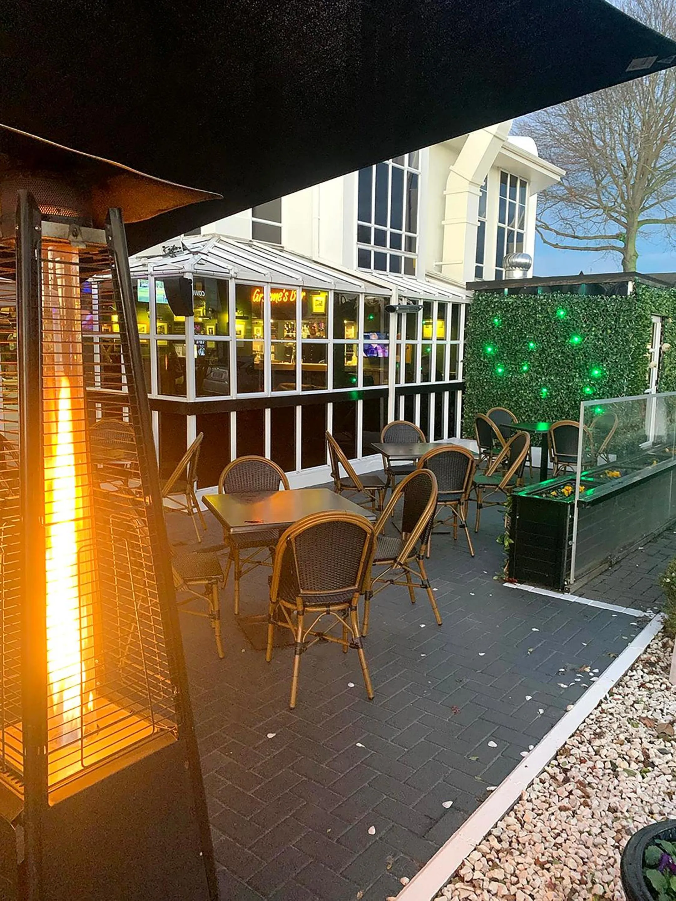 Restaurant/places to eat in Pavilions Hotel