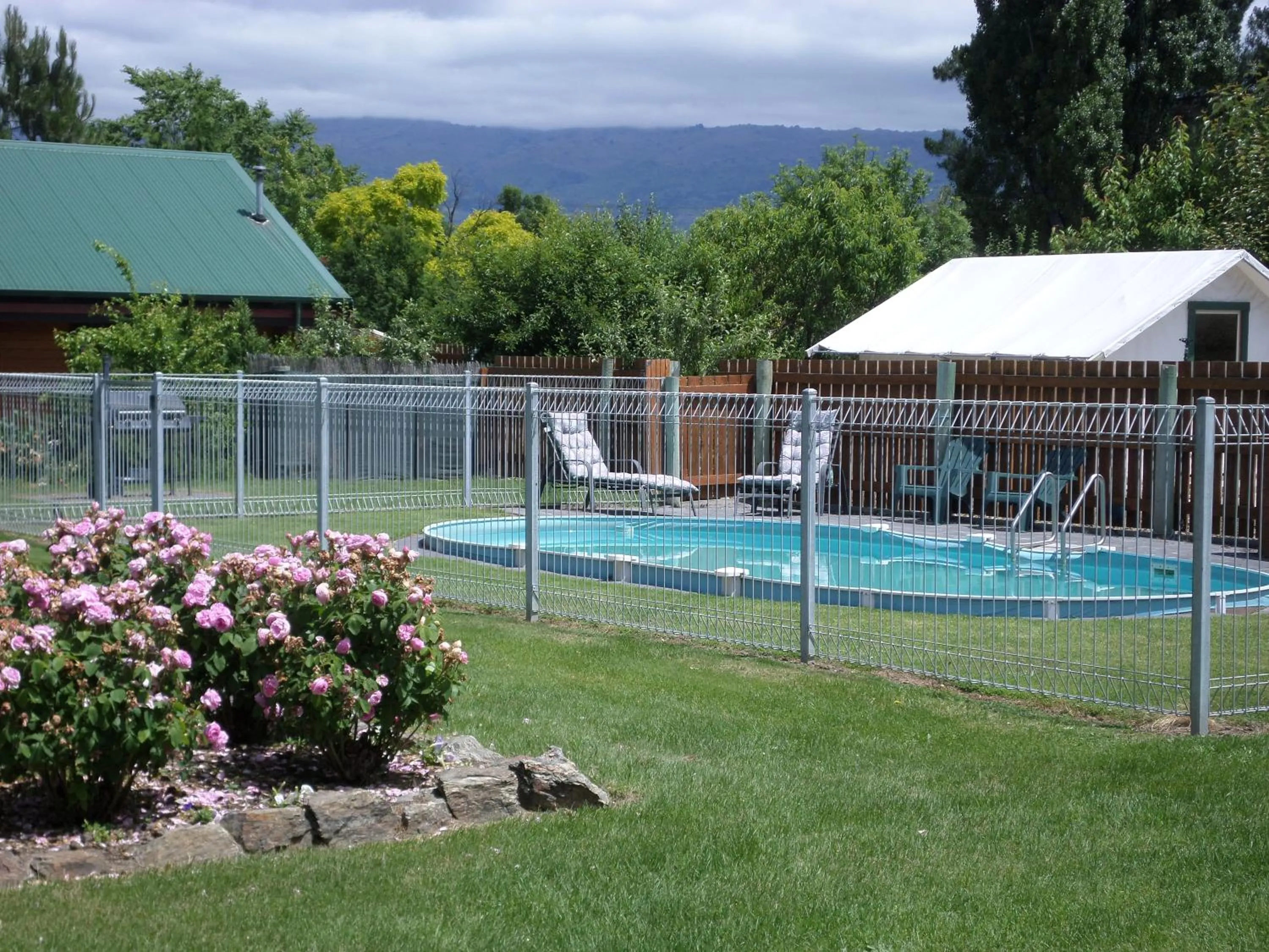 Garden in Central Chalets Ltd