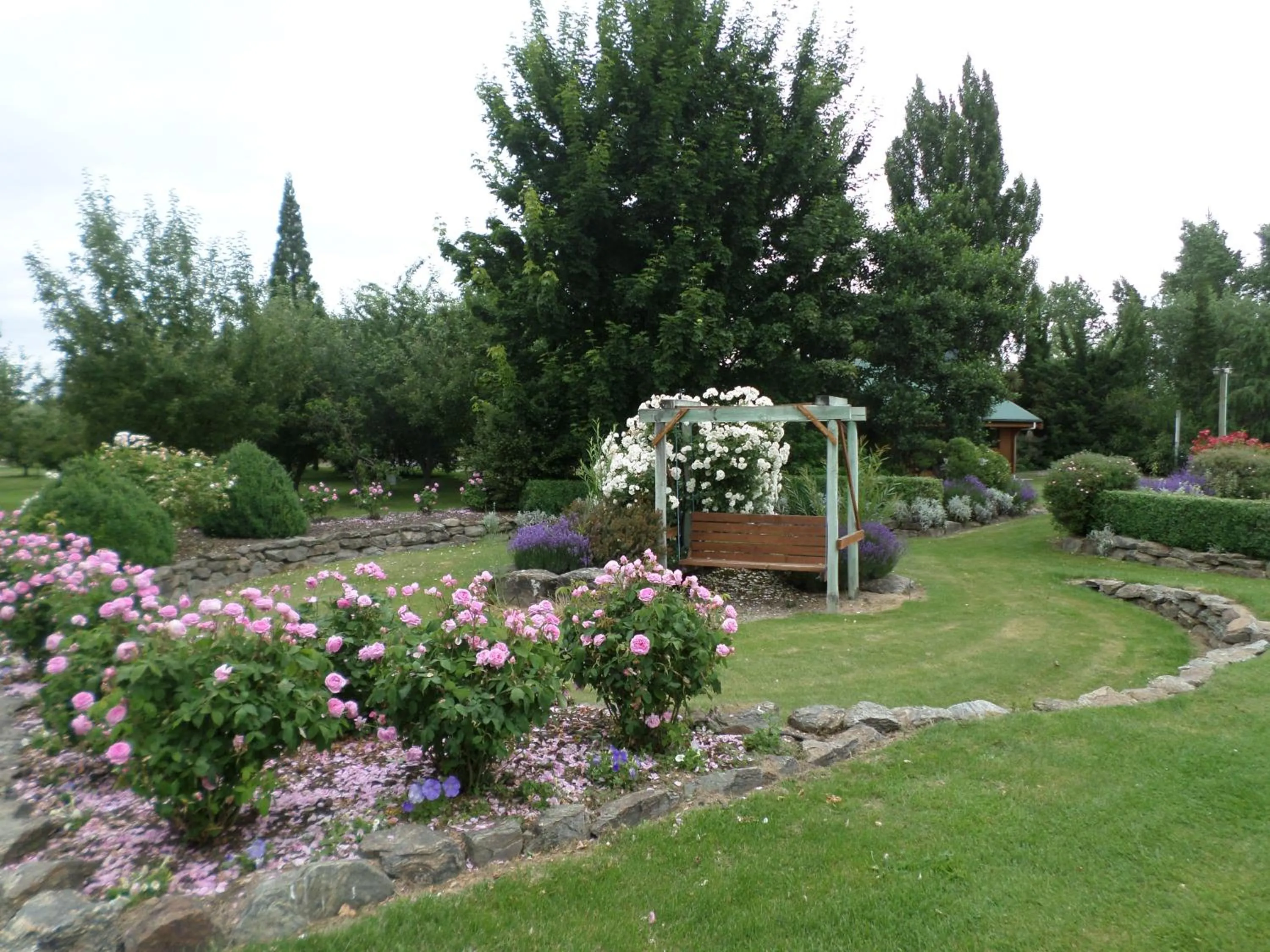 Garden in Central Chalets Ltd